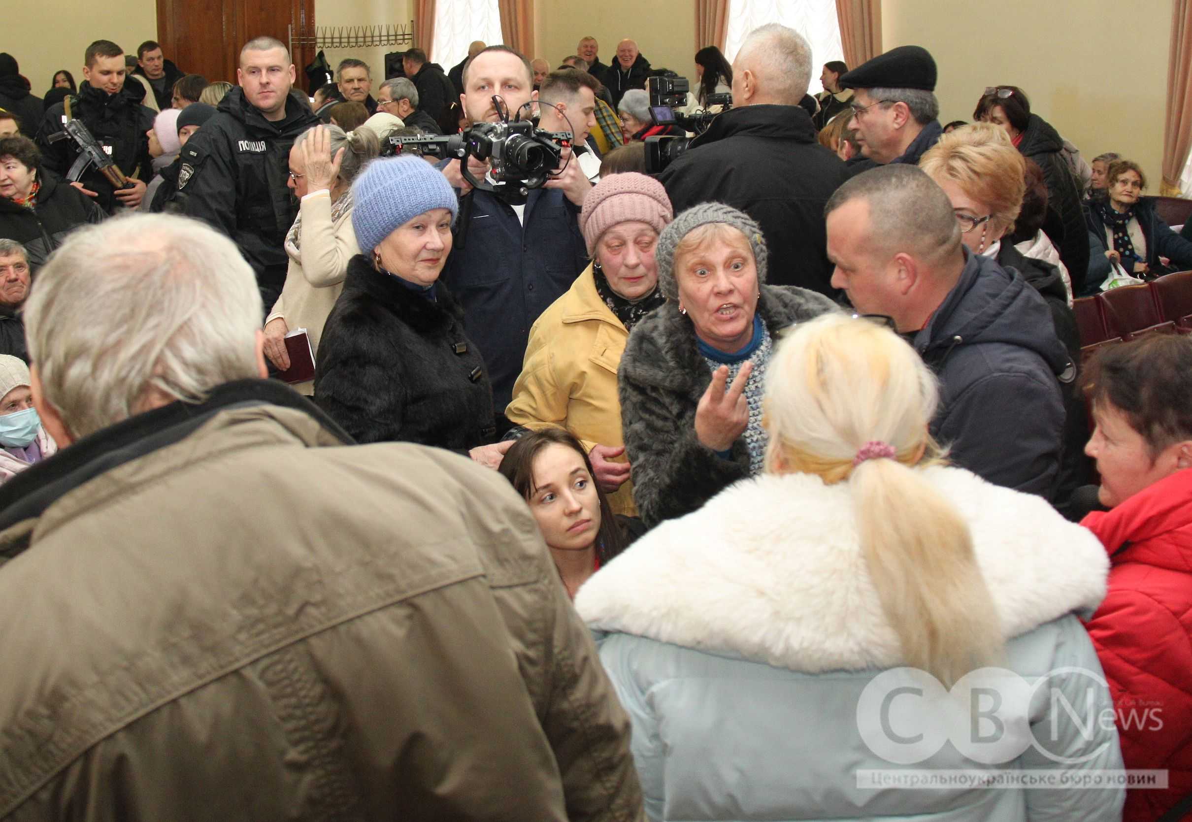 Учасники громадських слухань сперечаються у залі Кропивницької міськради