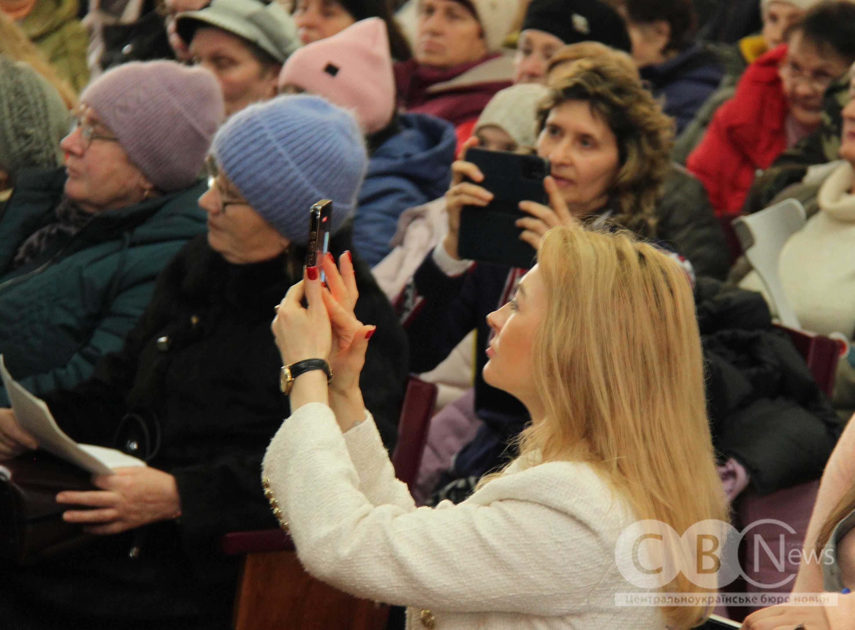 Учасники знімають хід громадських слухань у Кропивницькій міськраді