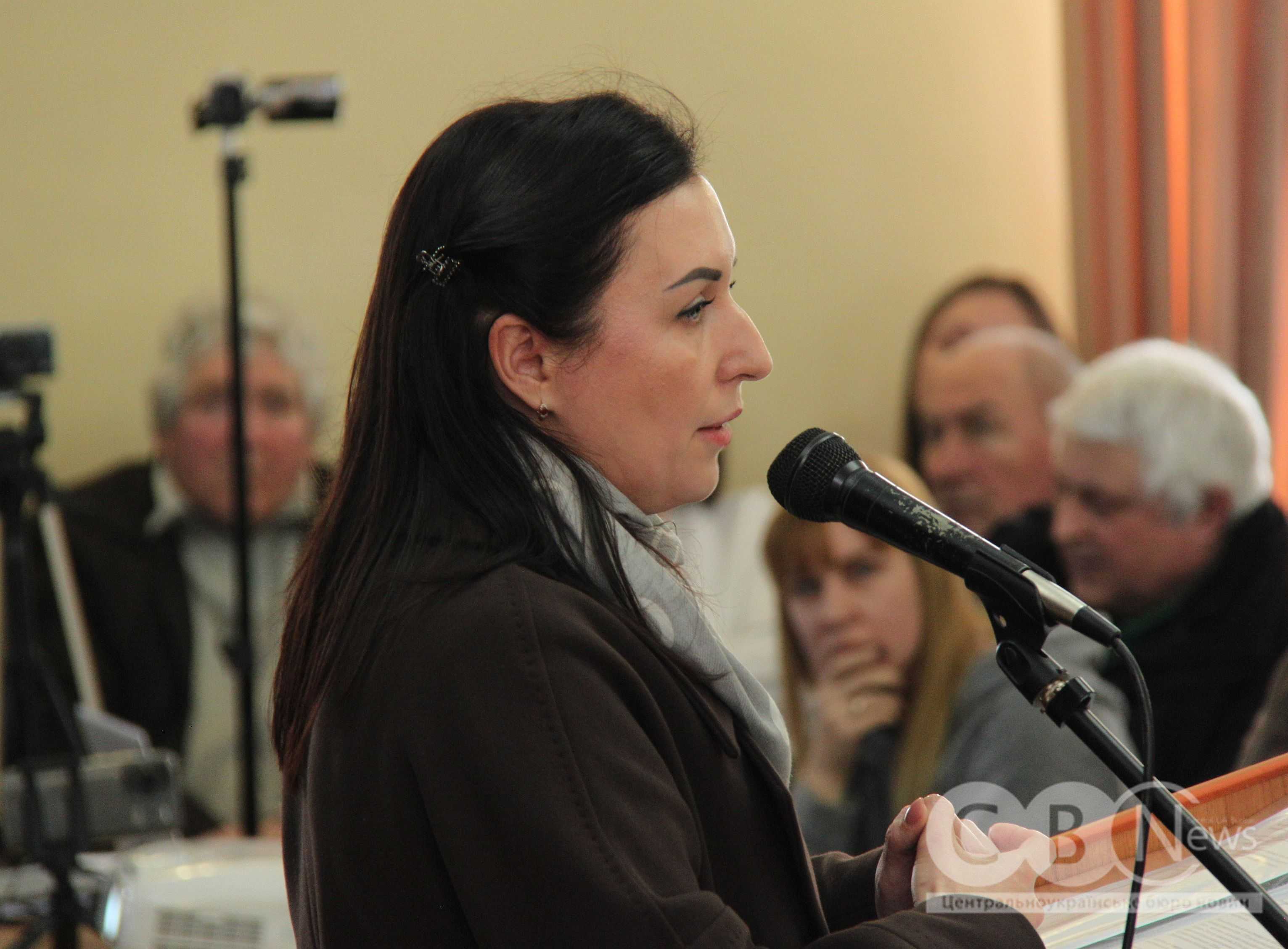 Учасниця громадських слухань звертається до присутніх у Кропивницькій міськраді