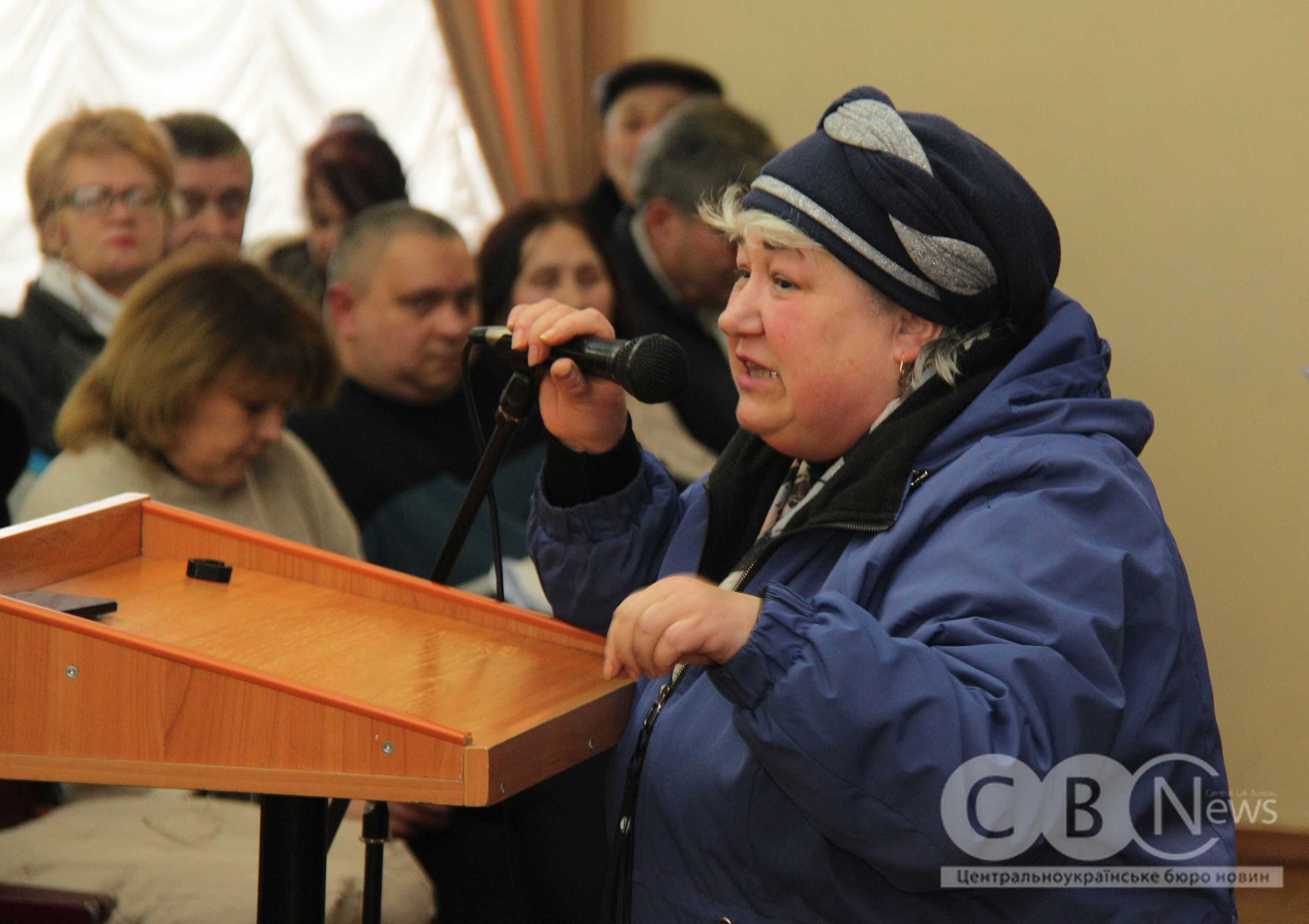 Учасниця громадських слухань звертається до присутніх у Кропивницькій міськраді