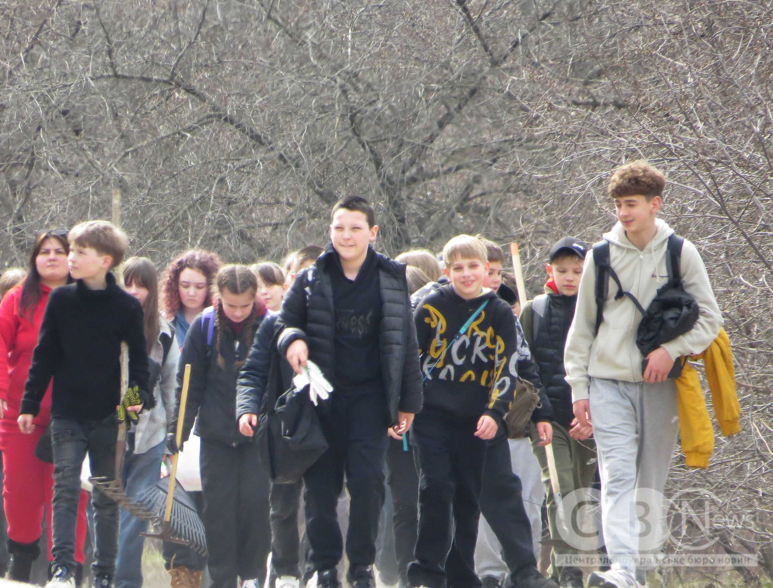 Діти ідуть прибирати сміття