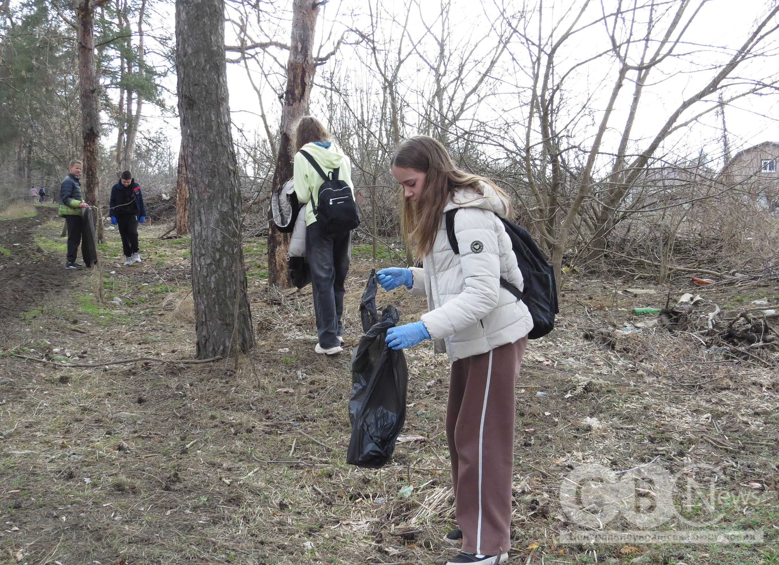 Учні прибирають сміття