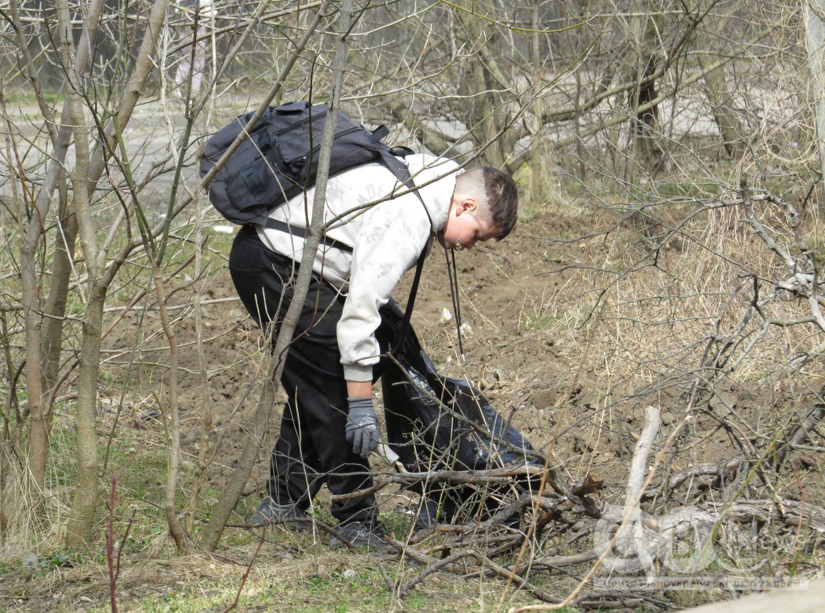 Хлопчик збирає сміття
