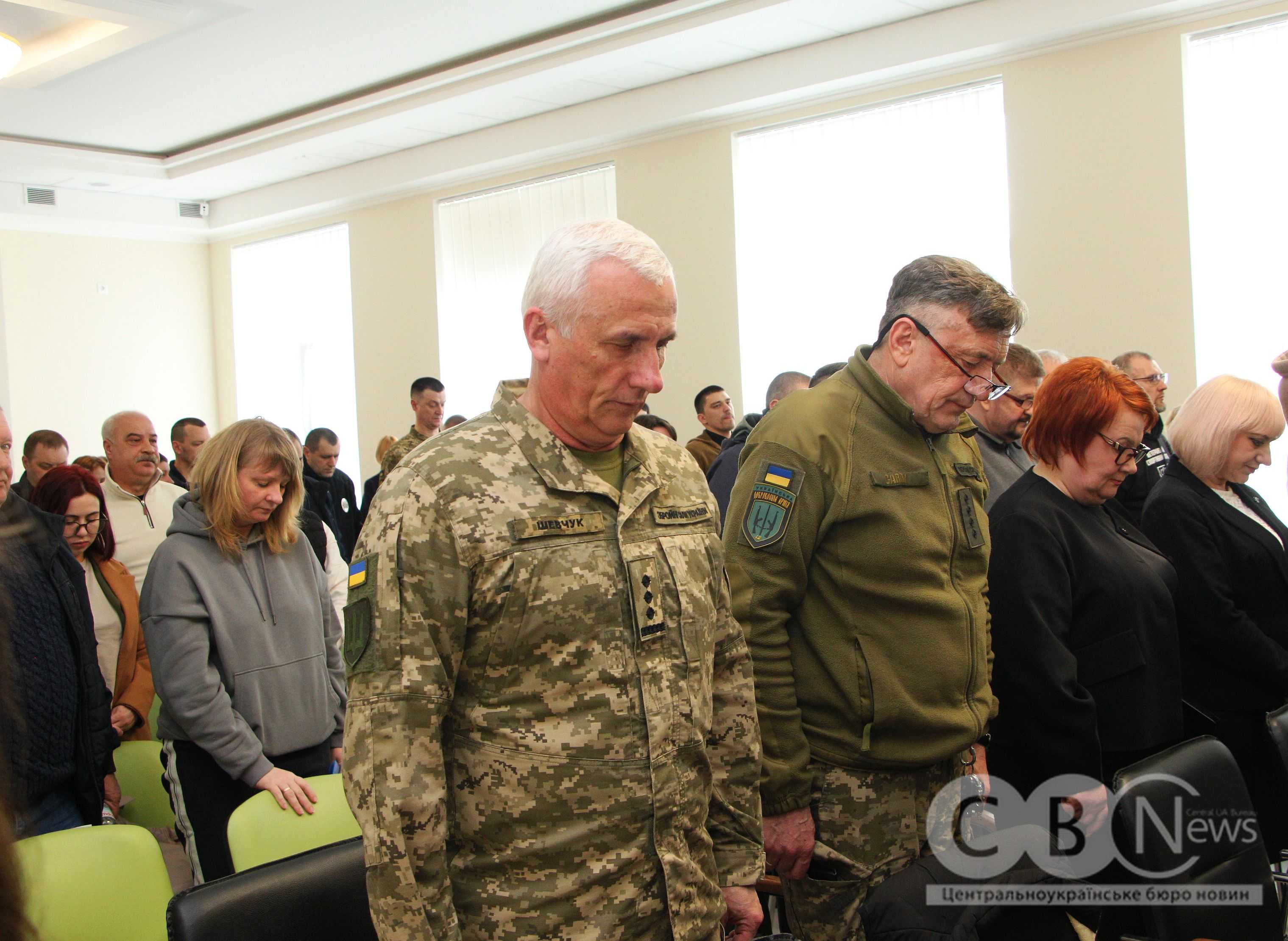 Чоловіки вшановують воїнів хвилиною мовчання