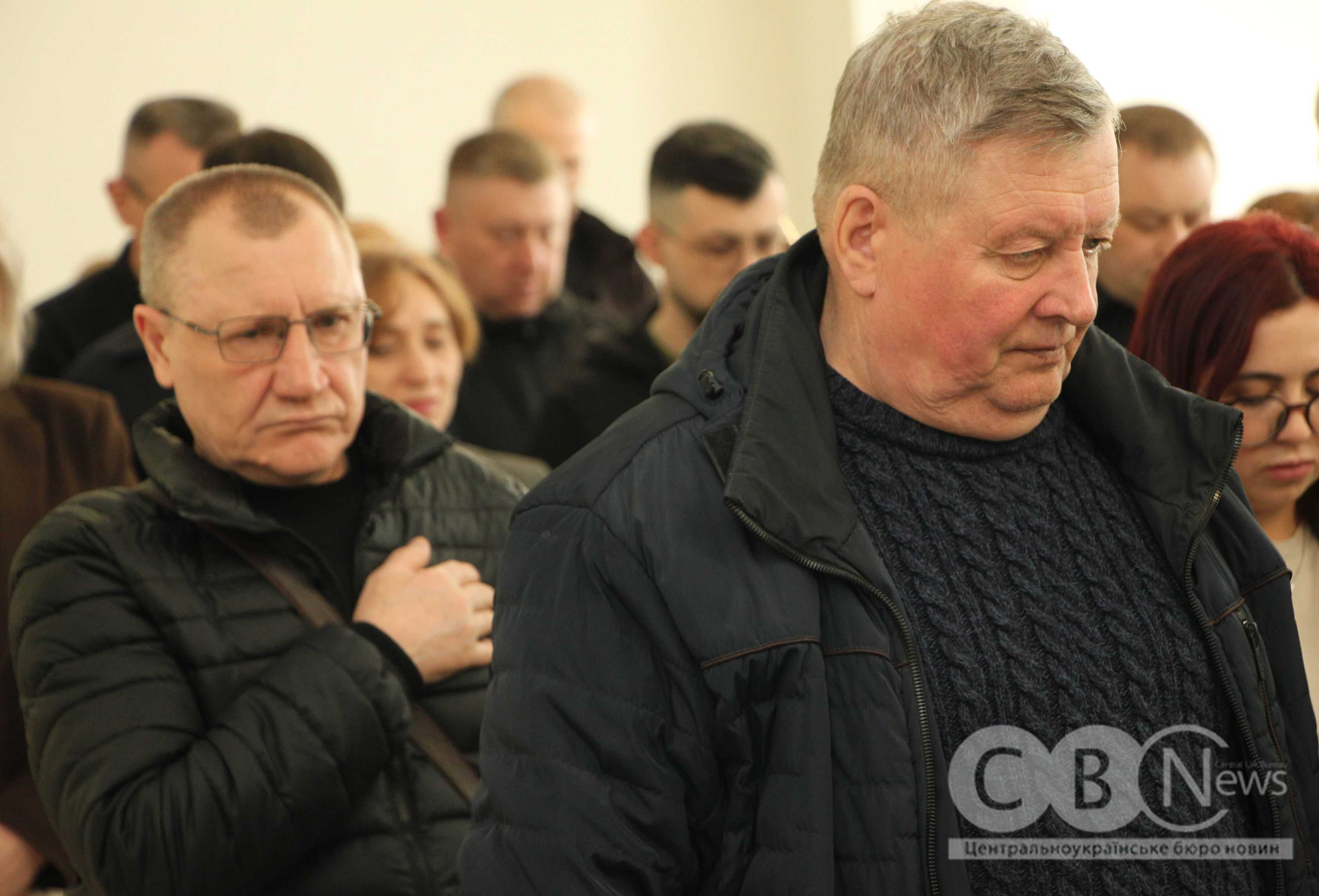 Чоловіки вшановують воїнів хвилиною мовчання