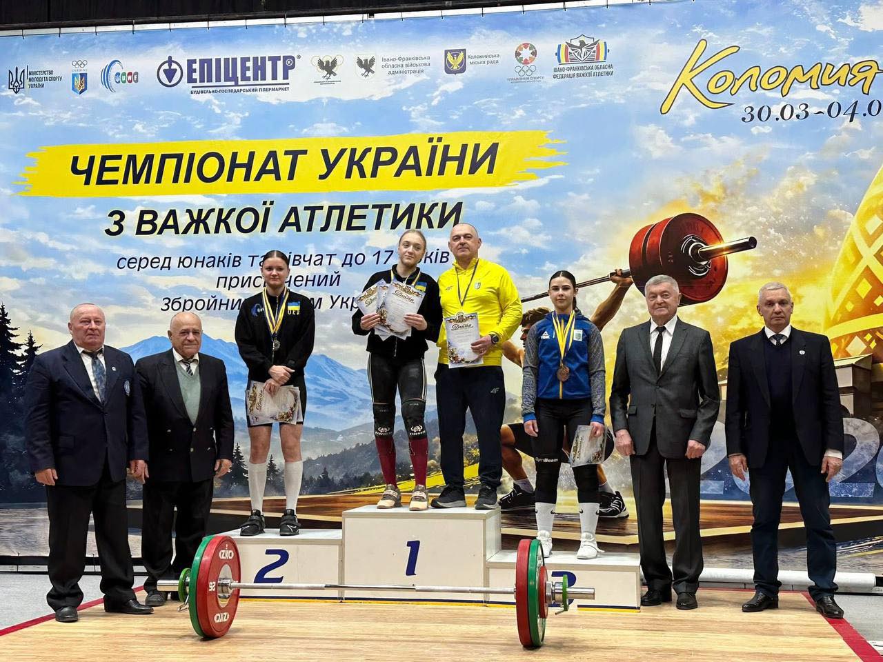 Кропивницькі важкоатлетки разом з тренерами стоять на п'єдесталі