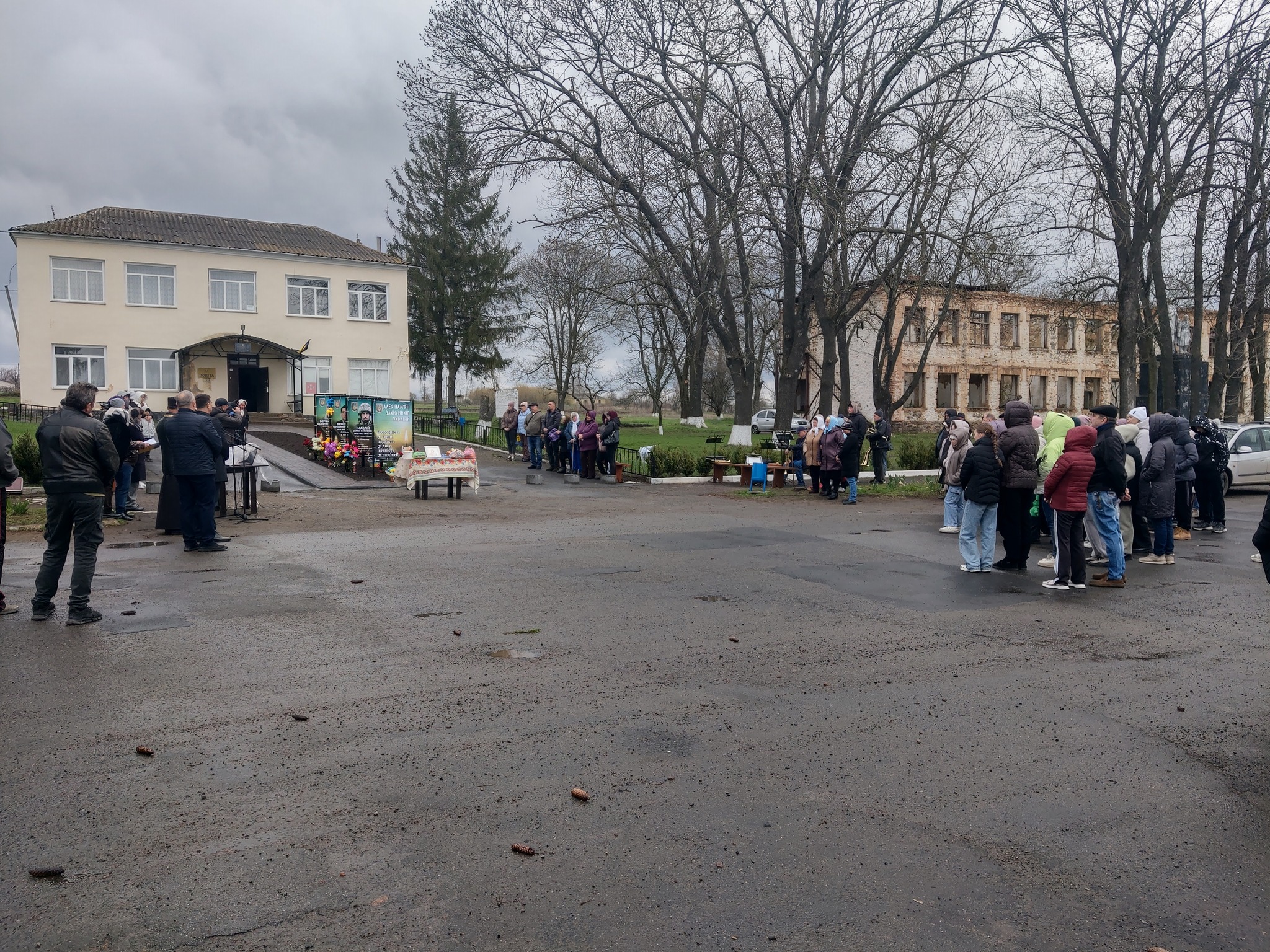 Люди зібралися на відкриття Алеї слави в Благовіщенській громаді