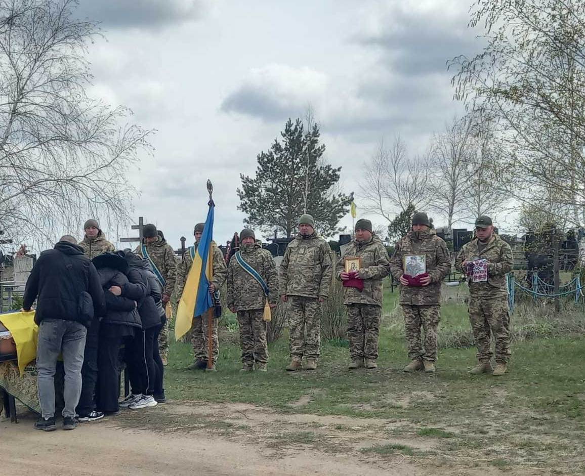 У громаді селища Нового провели в останню путь солдата Олександра Діордіцю.