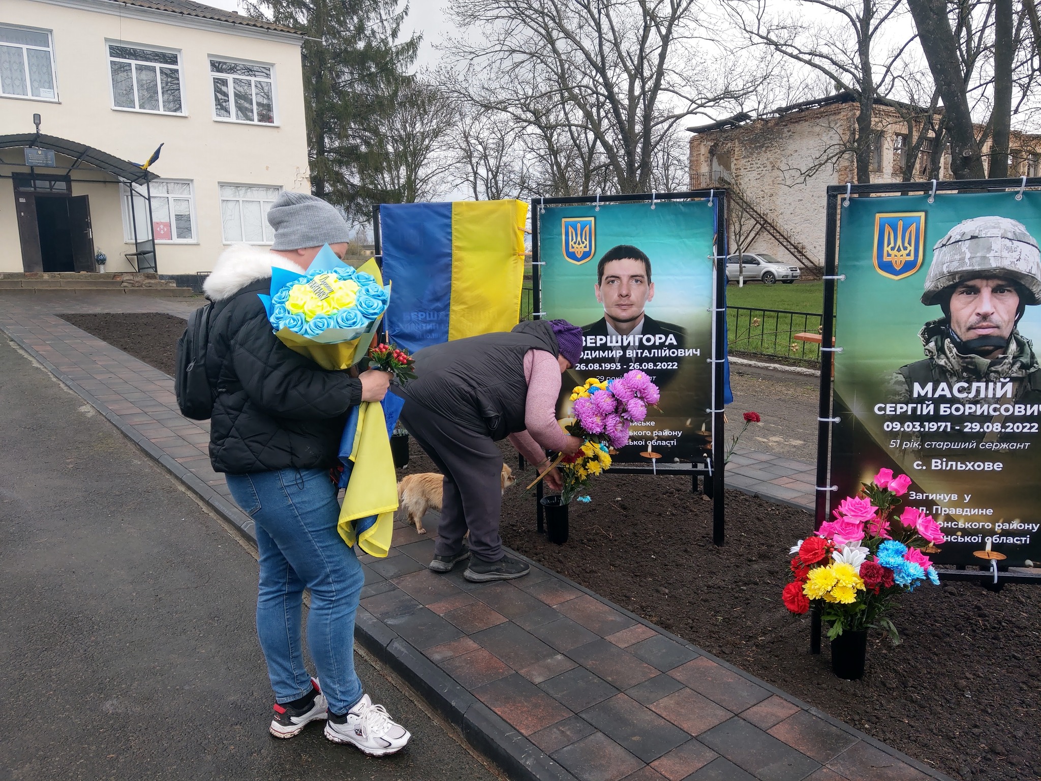 До портретів загиблих воїнів на Алеї слави в Благовіщенській громаді кладуть квіти 