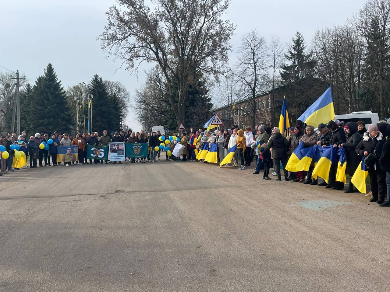 Жителі Оникієвого зустрічають воїна після полону