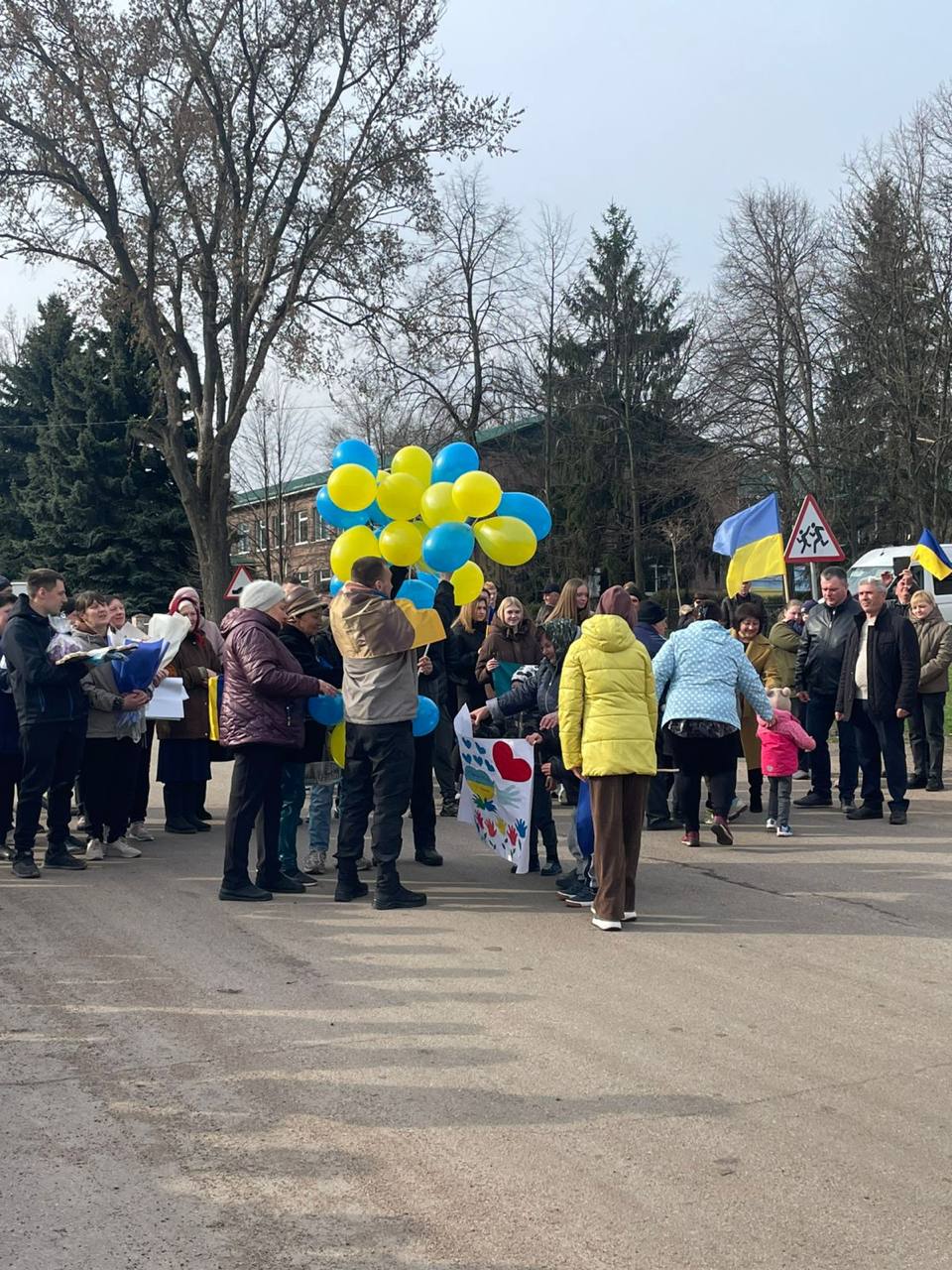 В Оникієвому Великовисківської громади зустріли після повернення з російського полону Віталія Малюгу.