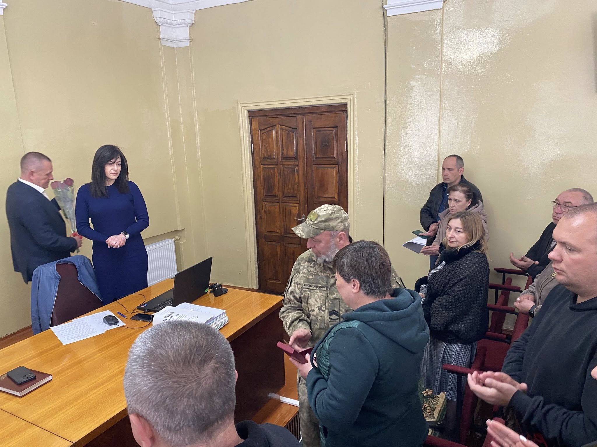 Військовий вручає рідним нагороду загиблого воїна