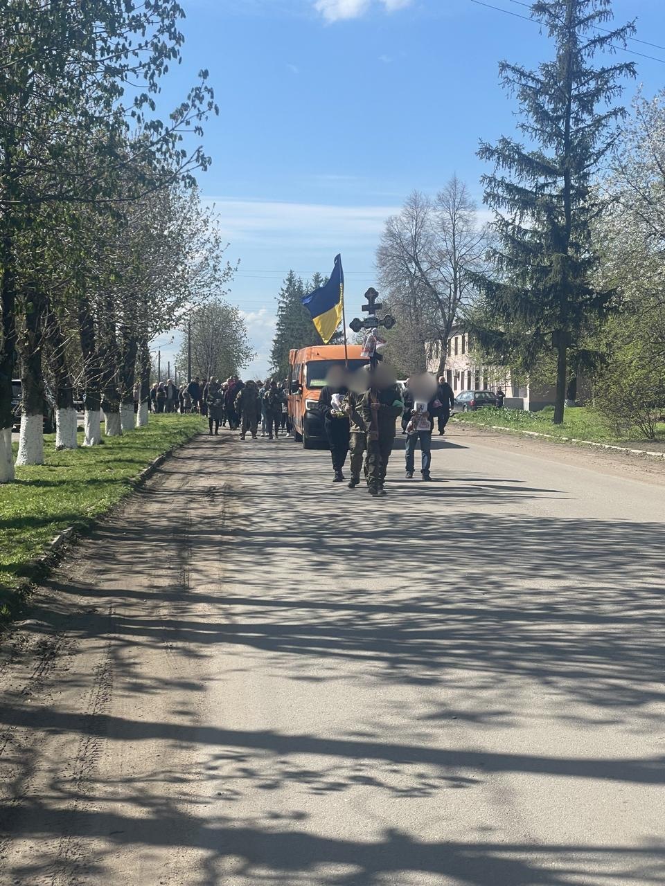 Воїни несуть намогильний хрест загиблого Сергія Рябоштана