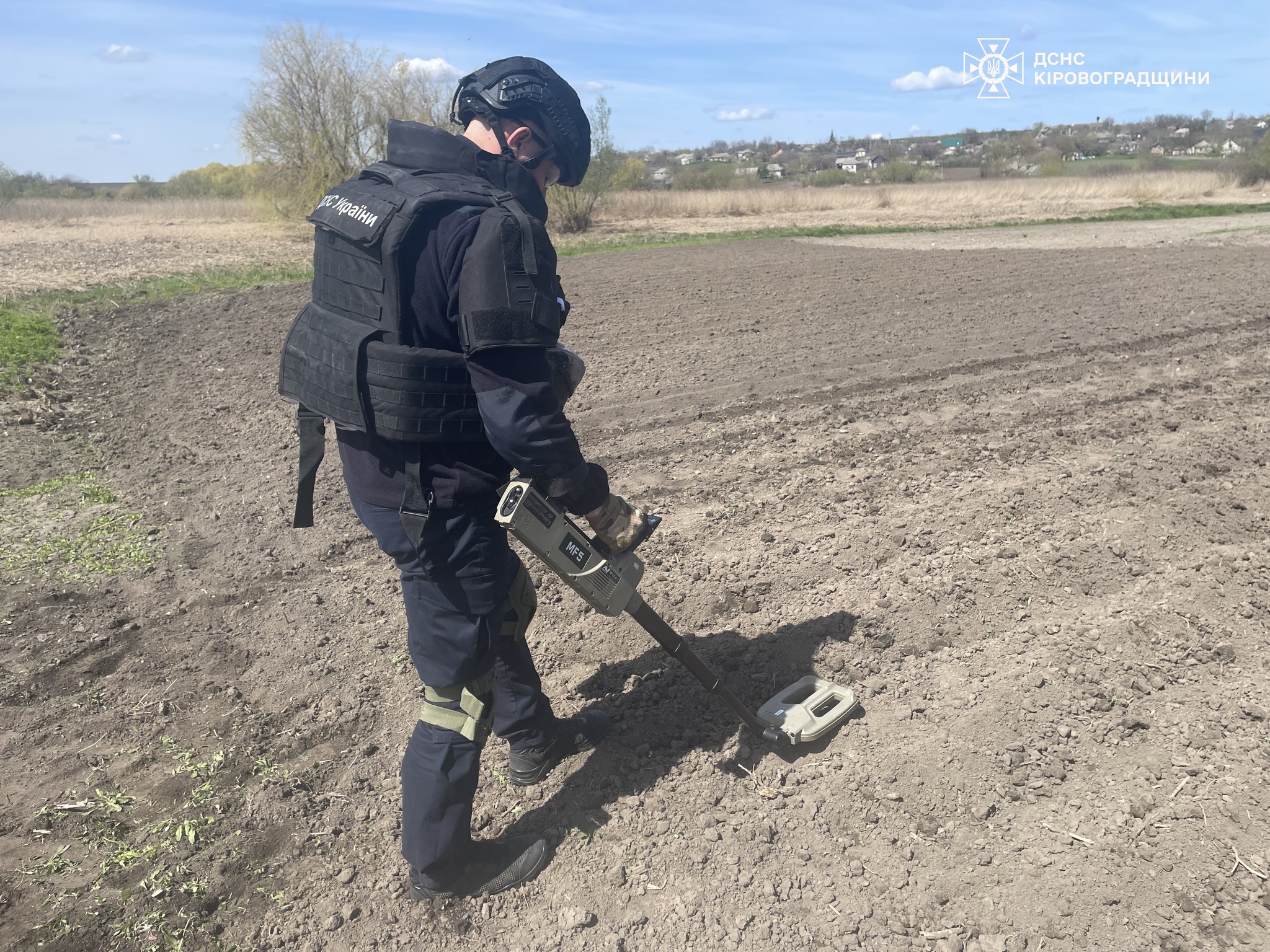 Сапер ДСНС шукає боєприпас 