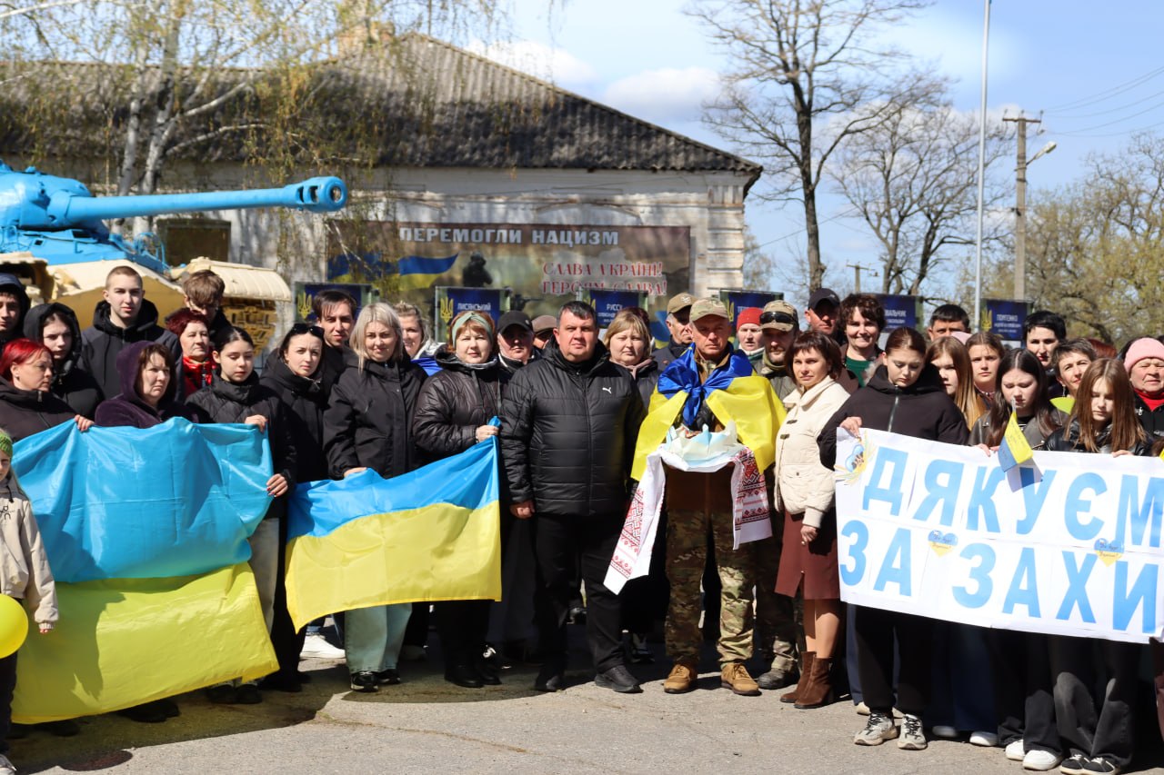 Люди стоять поруч зі звільненим з полону Віктором Коротким з Кіровоградщини