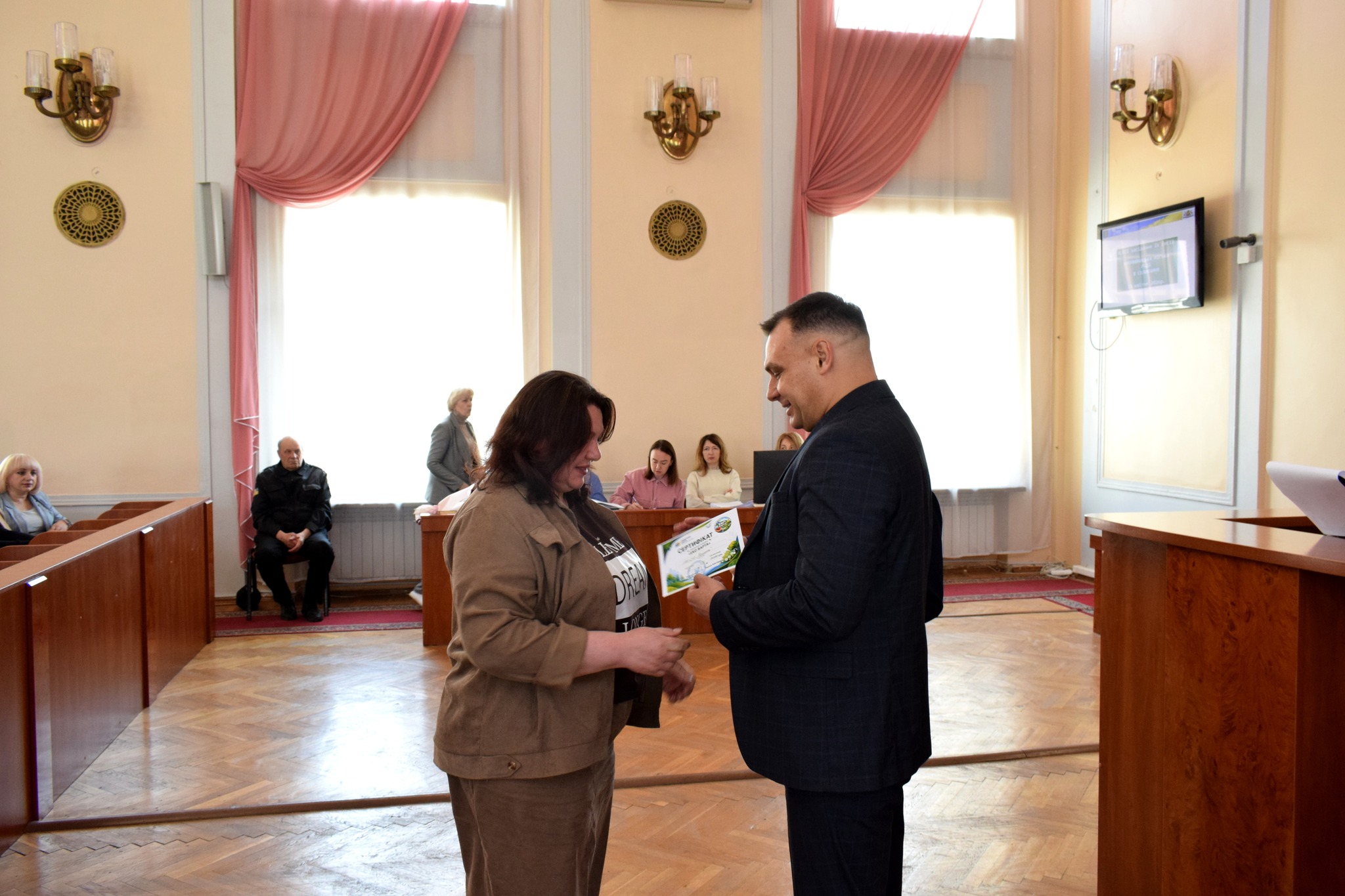 Олег Колюка нагороджує переможців конкурсу