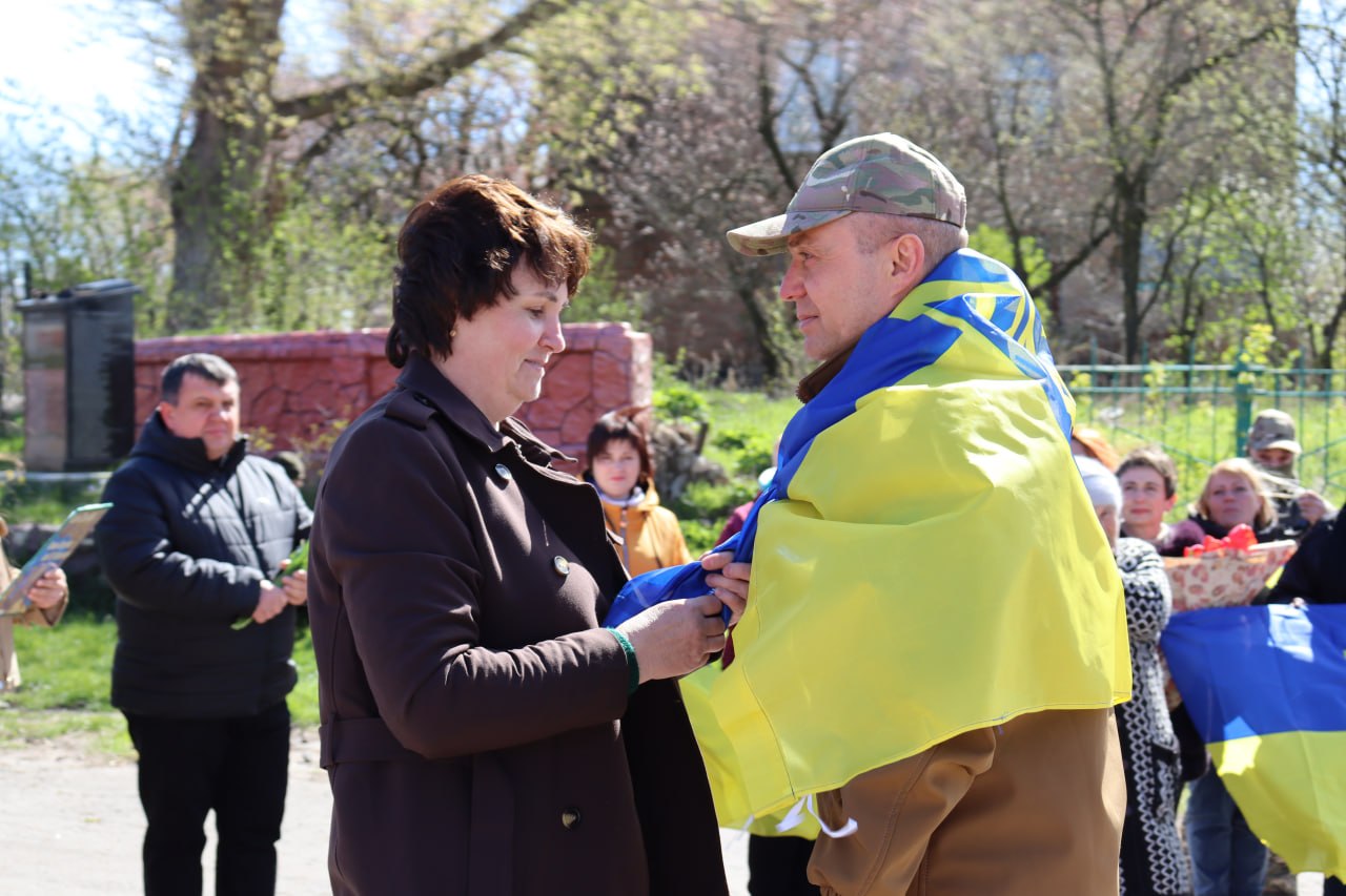 Жінка зустріла звільненого з полону Віктора Короткого з Кіровоградщини