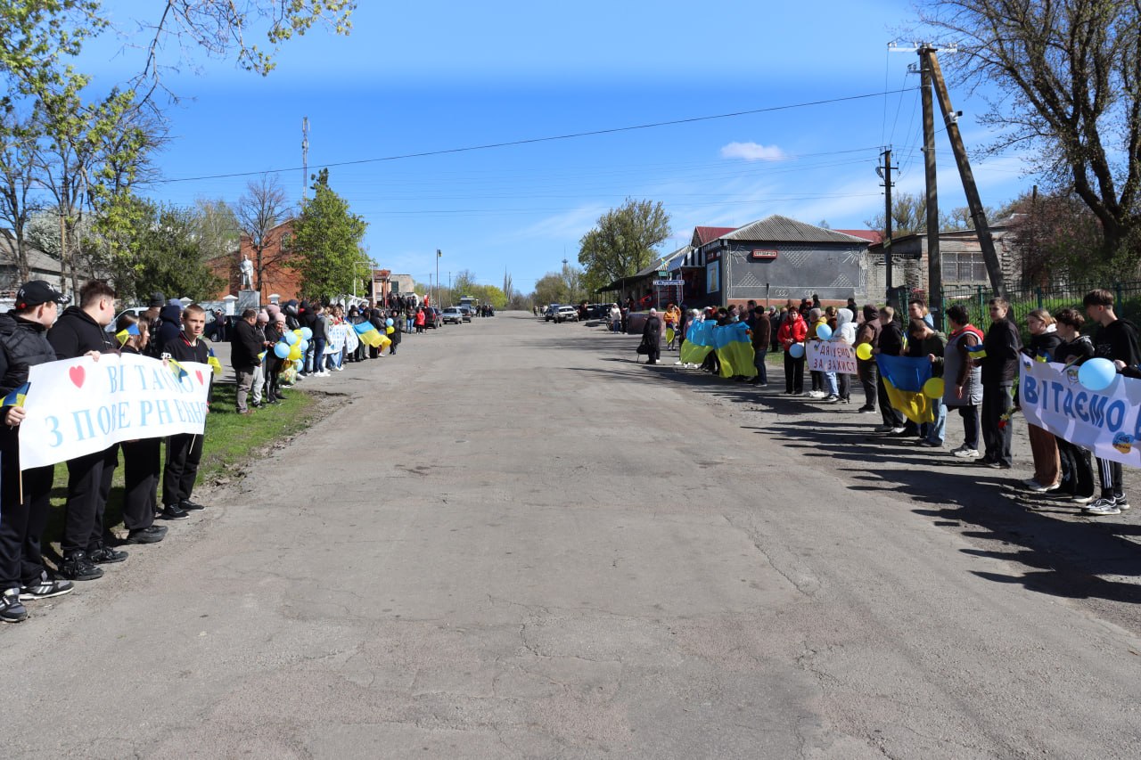 Люди чекають на звільненого з полону Віктора Короткого з Кіровоградщини
