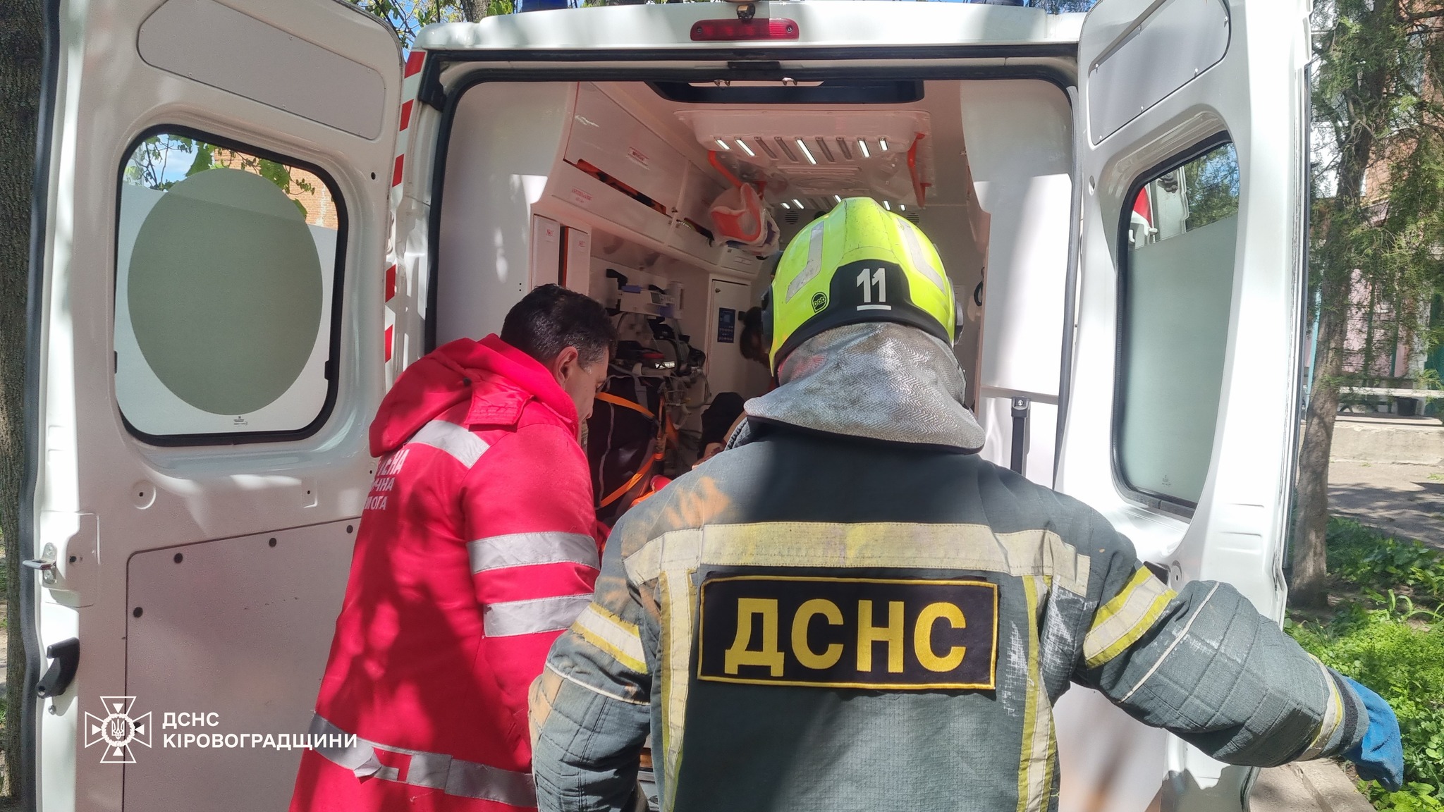 Рятувальник та медик транспортували постраждалого чоловіка до "швидкої"