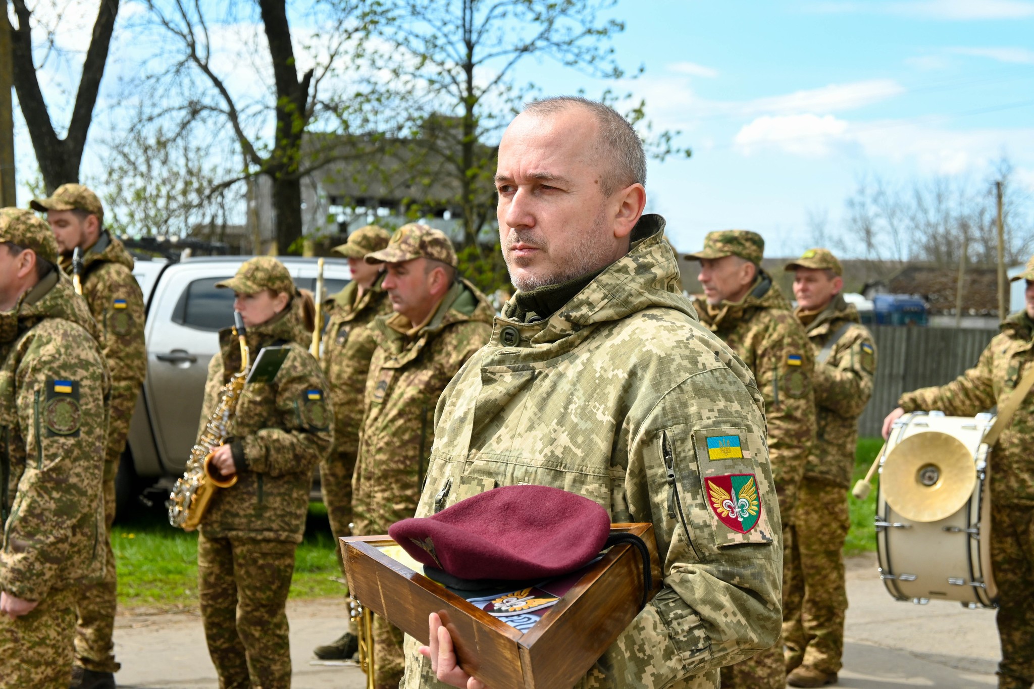 Воїн тримає особисті речі загиблого Сергія Радіонова