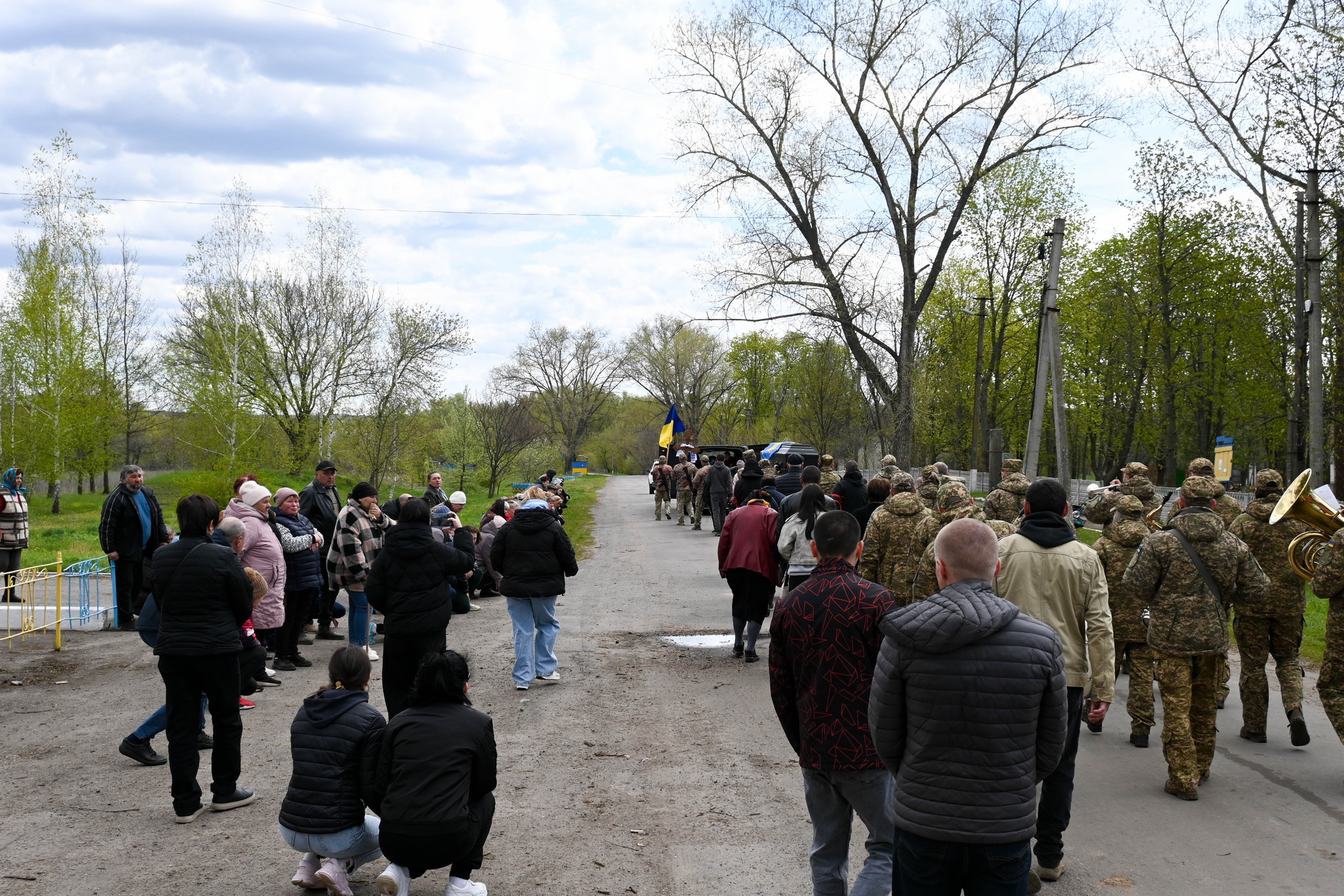 Люди проводжають кортеж із загиблим Сергієм Радіоновим