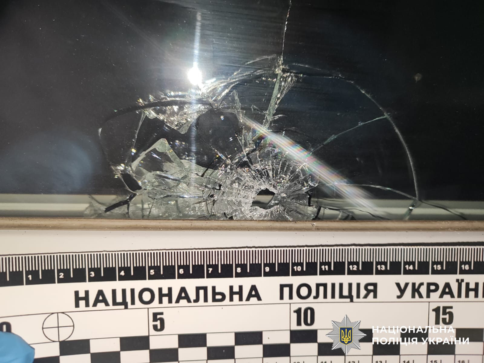 Пошкоджене вибухом гранати скло