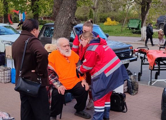 Медики допомагають переселенцю