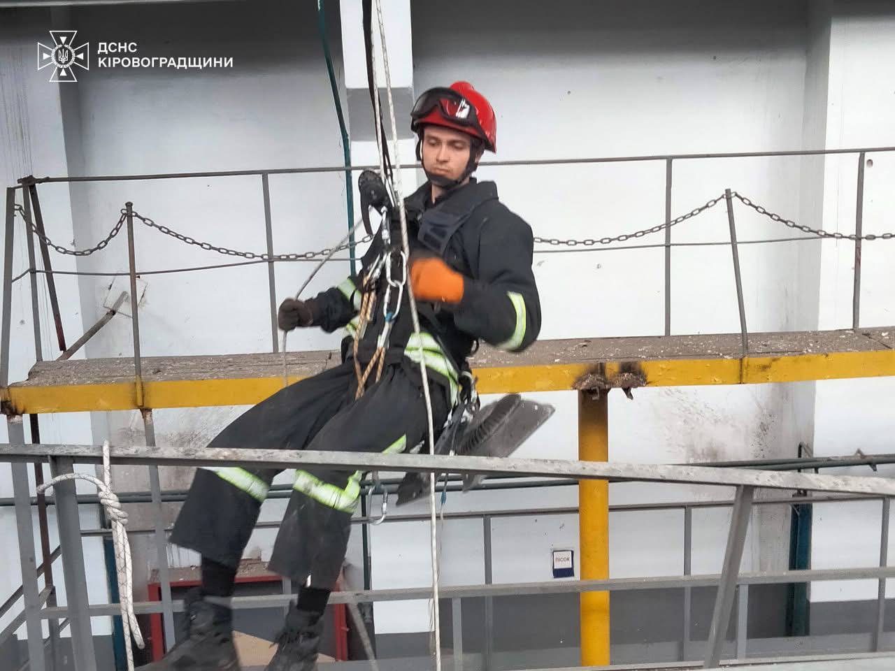 Рятувальник на страхуванні ліквідовує руйнування