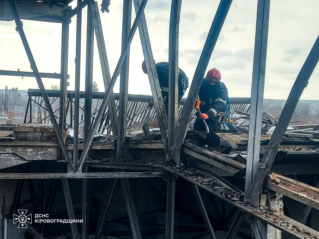 Верхолази на даху зруйнованої обстрілом споруди