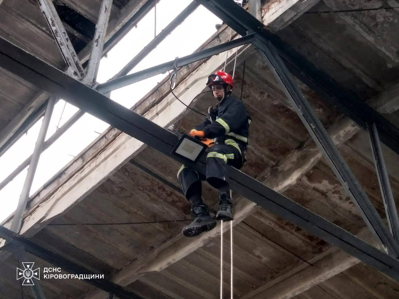Рятувальник ДСНС на страхувальному спорядженні