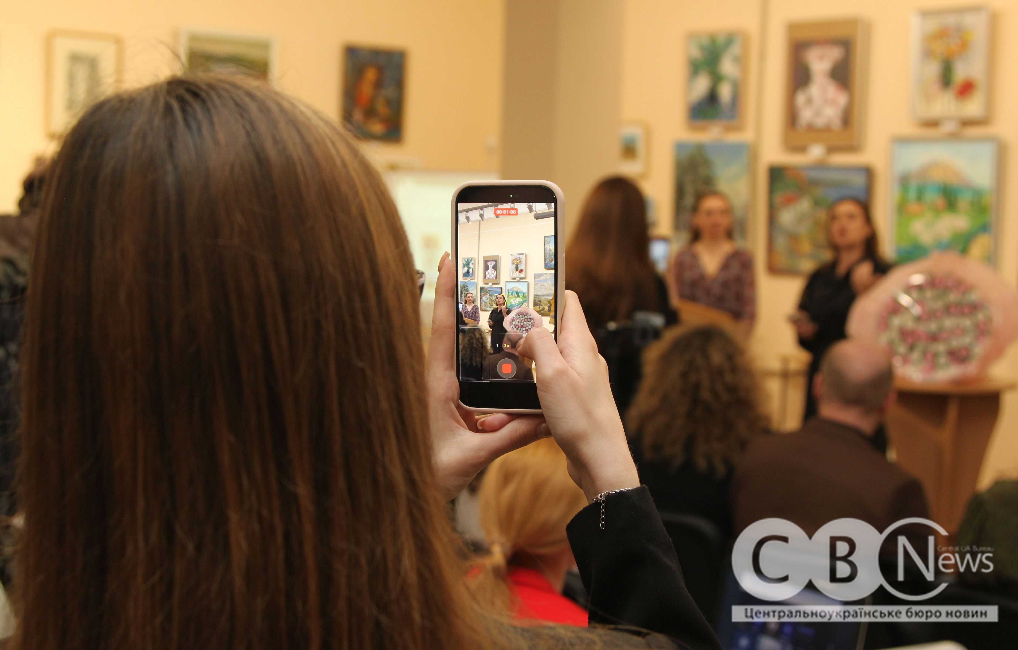 Відвідувачі благодійного аукціону в Музеї мистецтв Кропивницького