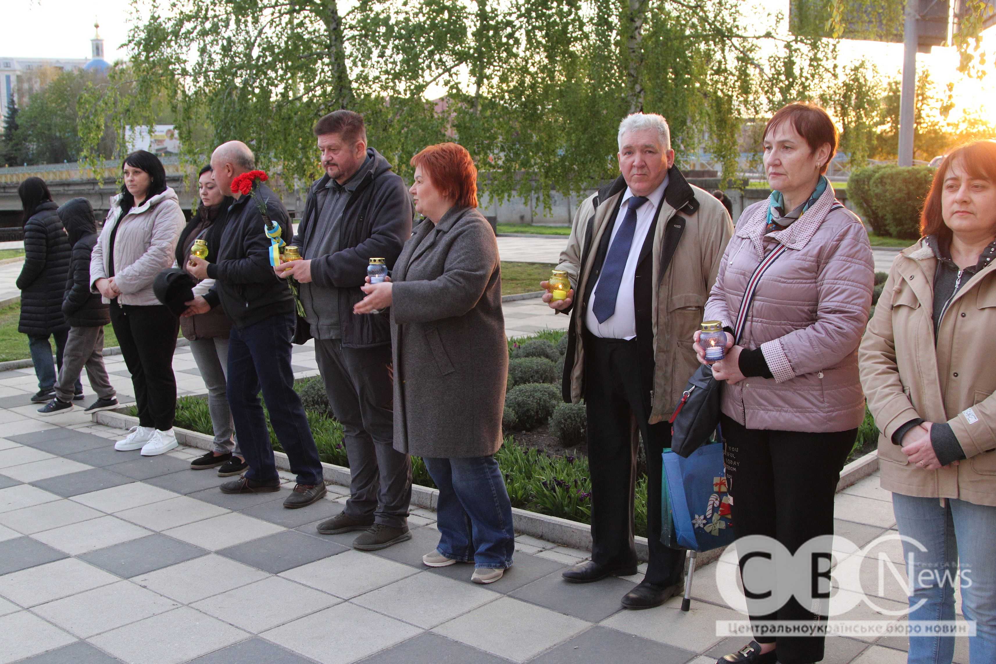 Люди вшановують пам'ять загиблих внаслідок аварії на ЧАЕС