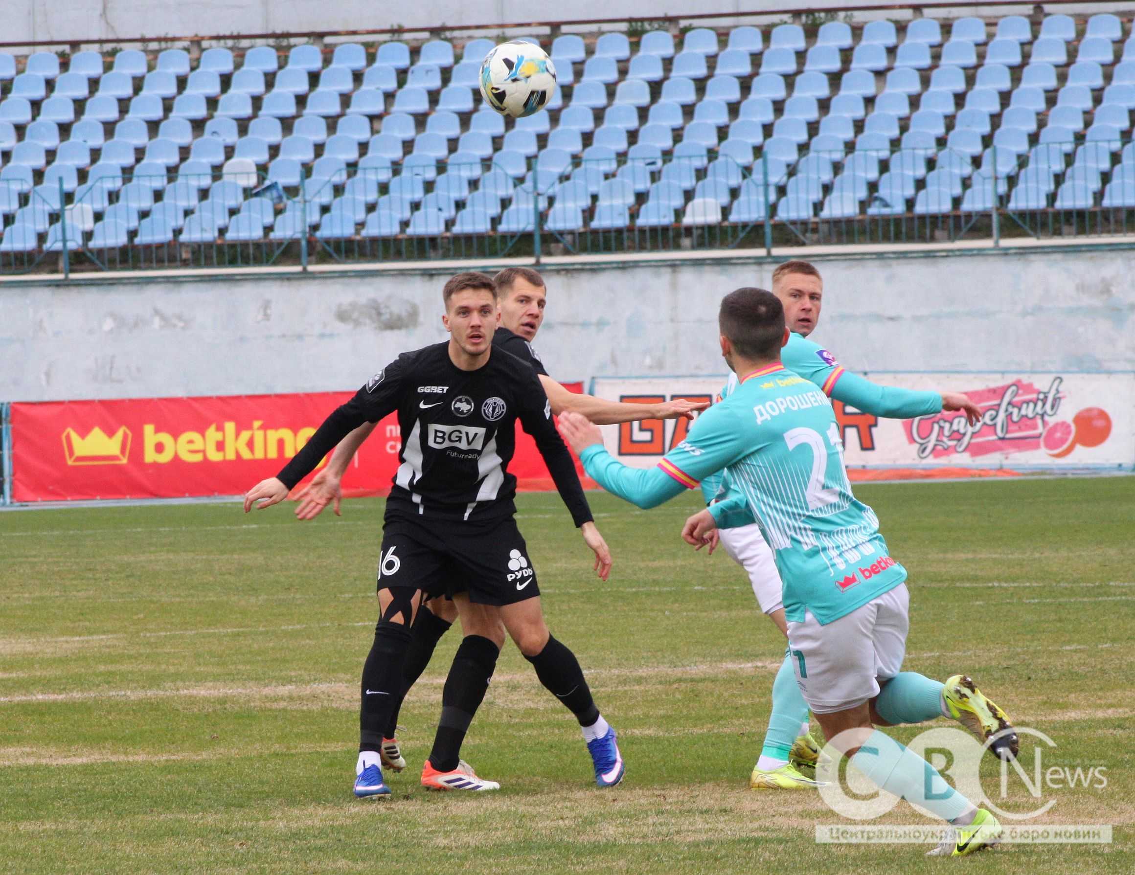 Футболісти &laquo;Полтави&raquo; та &laquo;Полісся&raquo; під час матчу у Кропивницькому