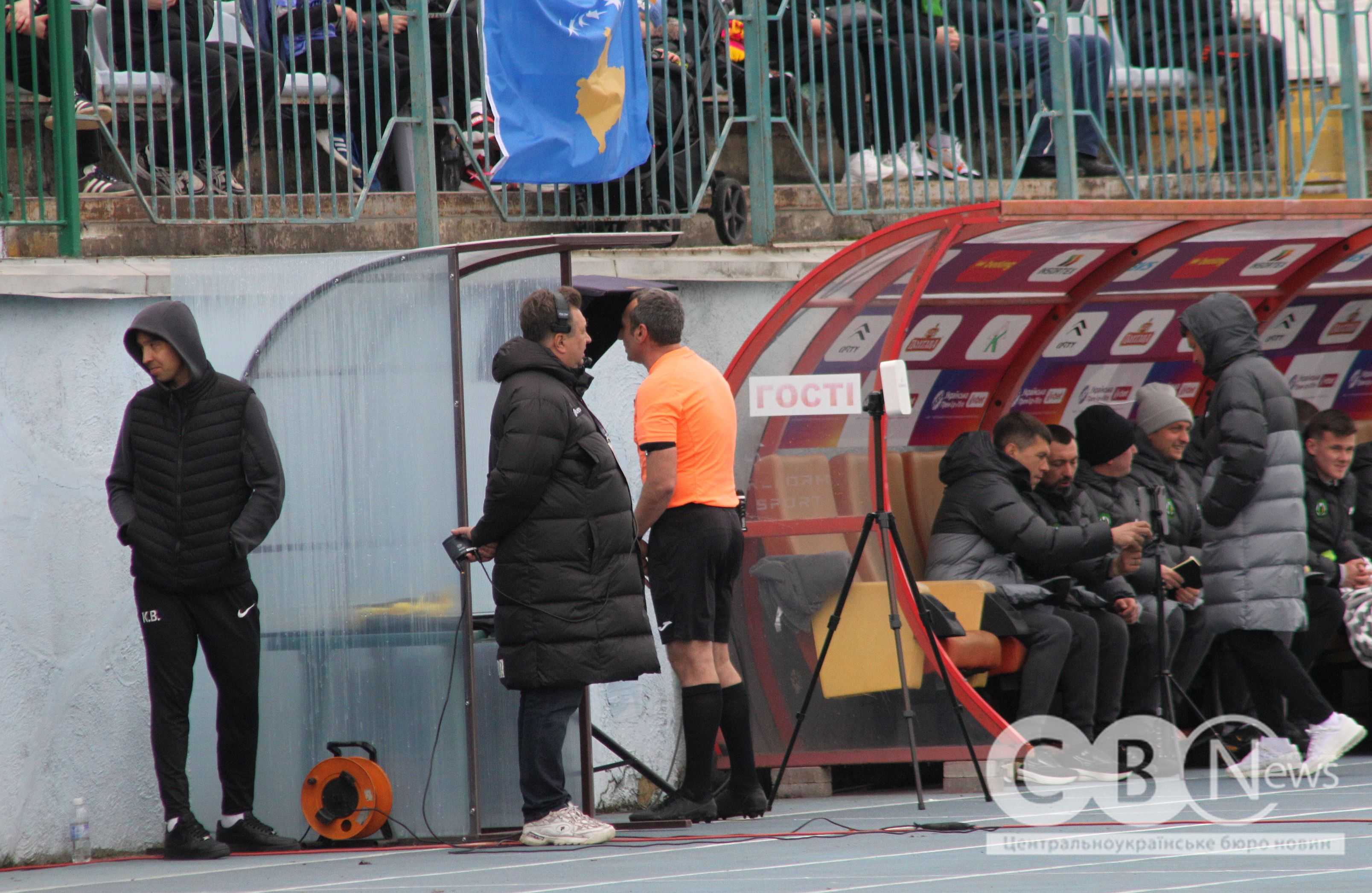 Арбітр матчу переглядає момент на VAR