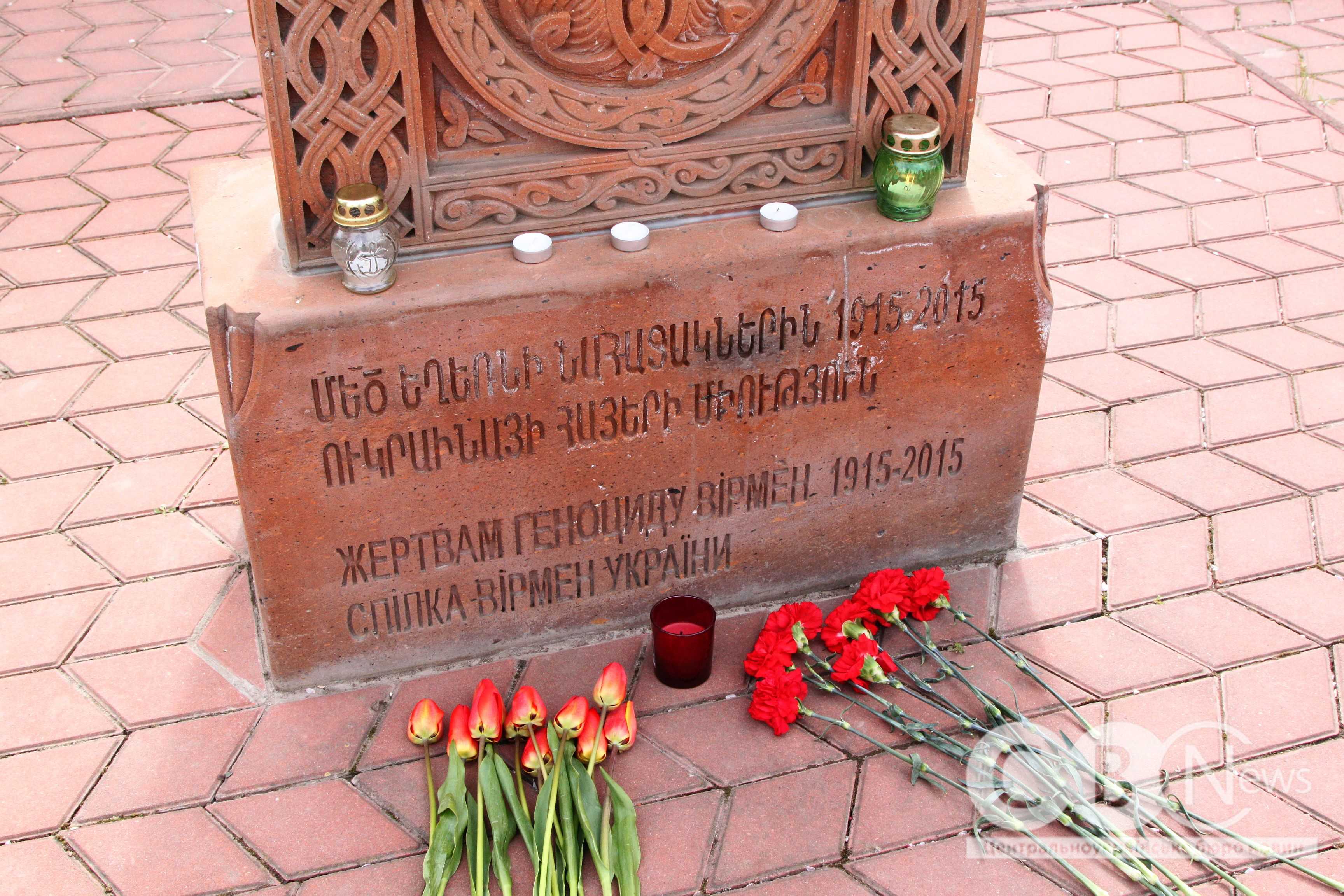 квіти біля пам&rsquo;ятного знаку &laquo;Хачкар&raquo;