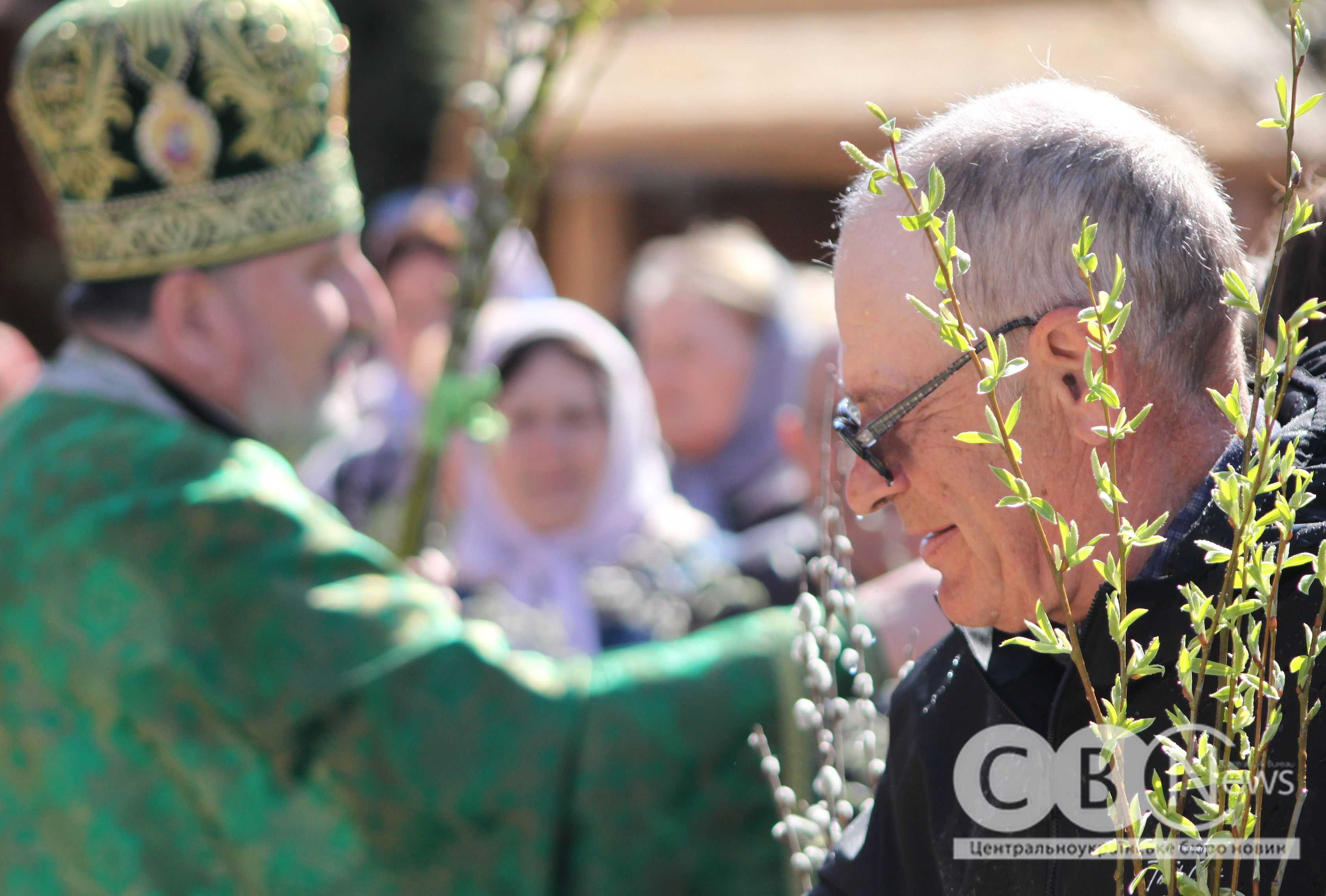 Вірян чекає на освячення гілочки верби