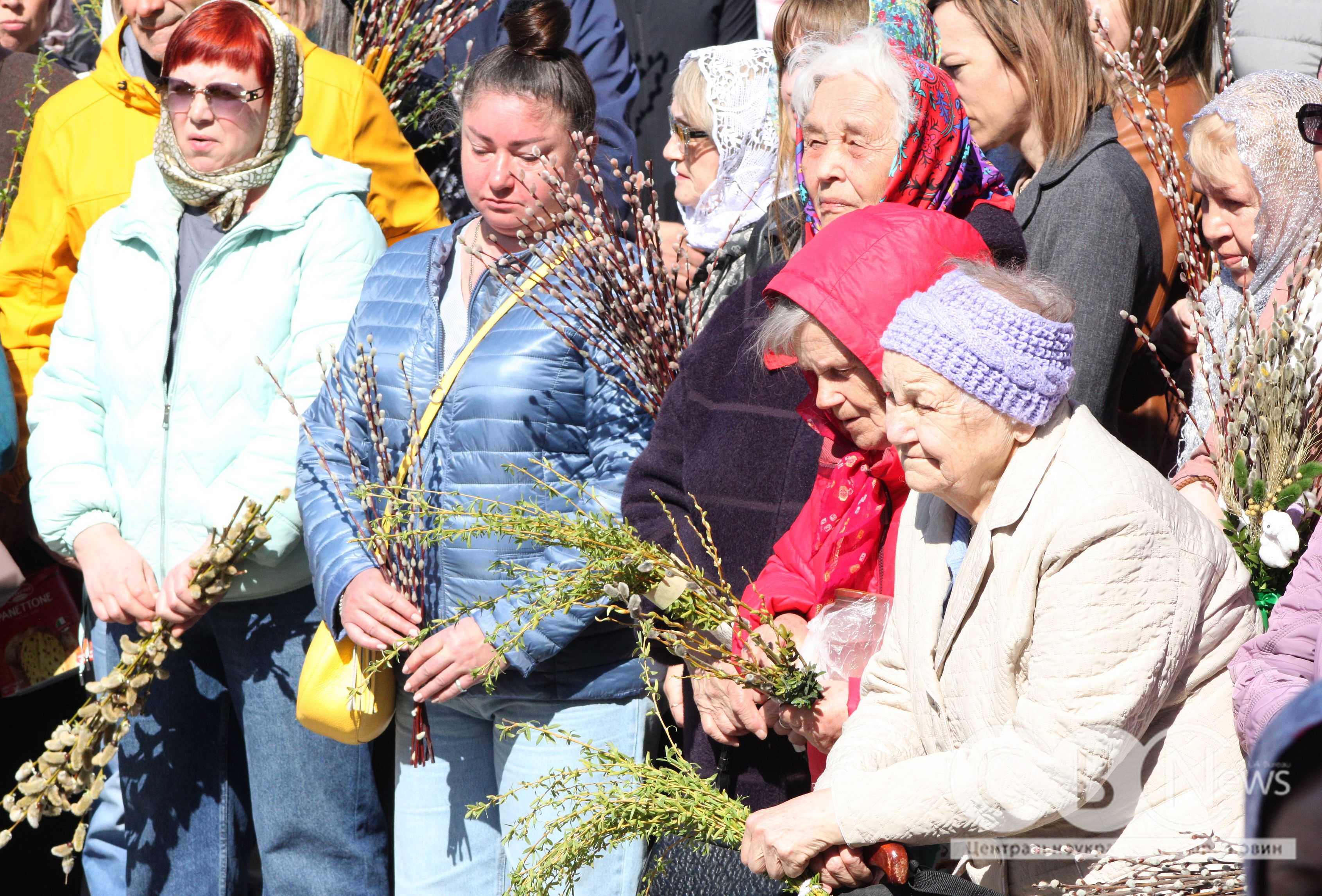 Вірянки з гілочками верби чекають на освячення