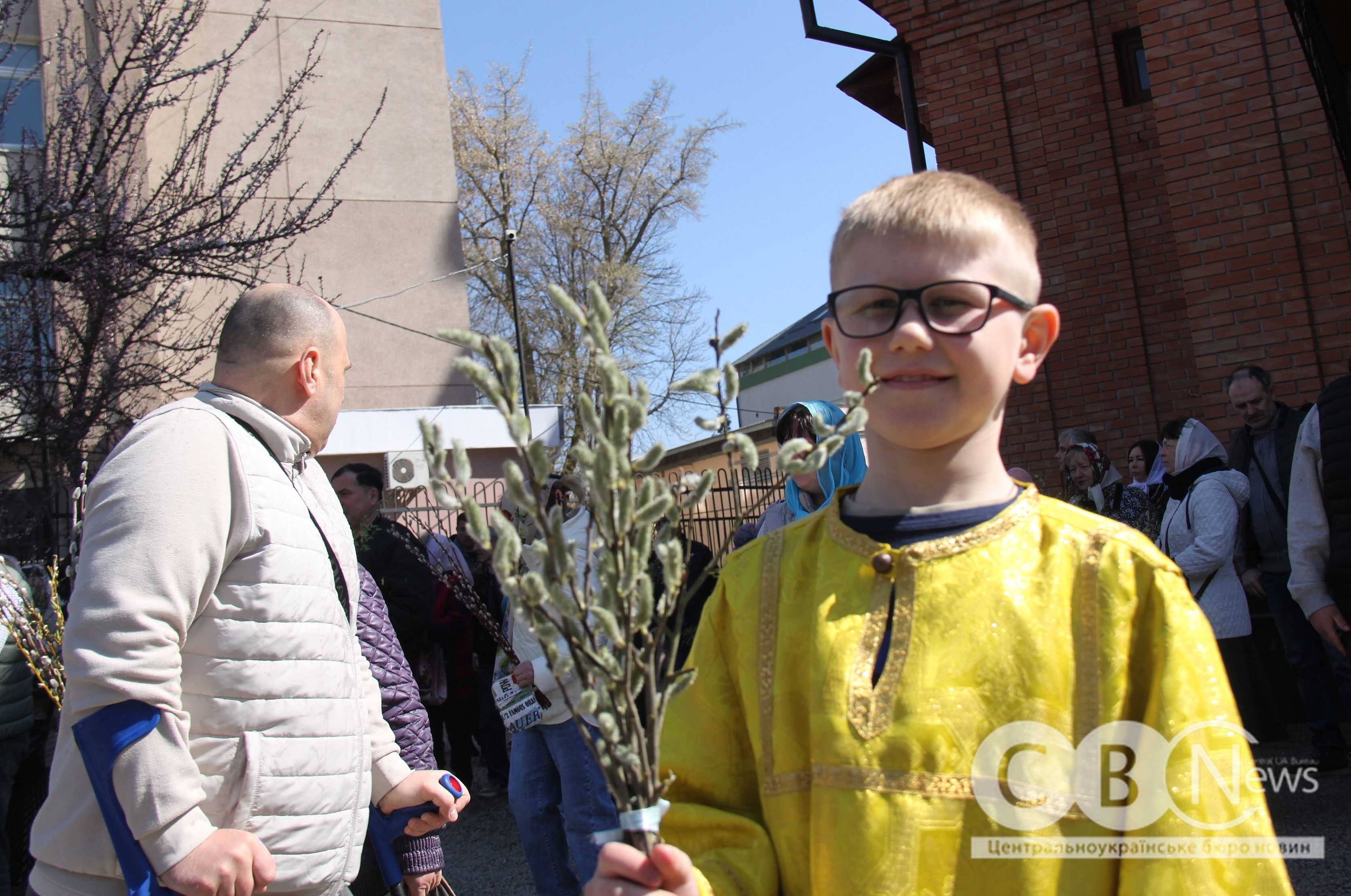 Хлопчик тримає в руках гілочку верби