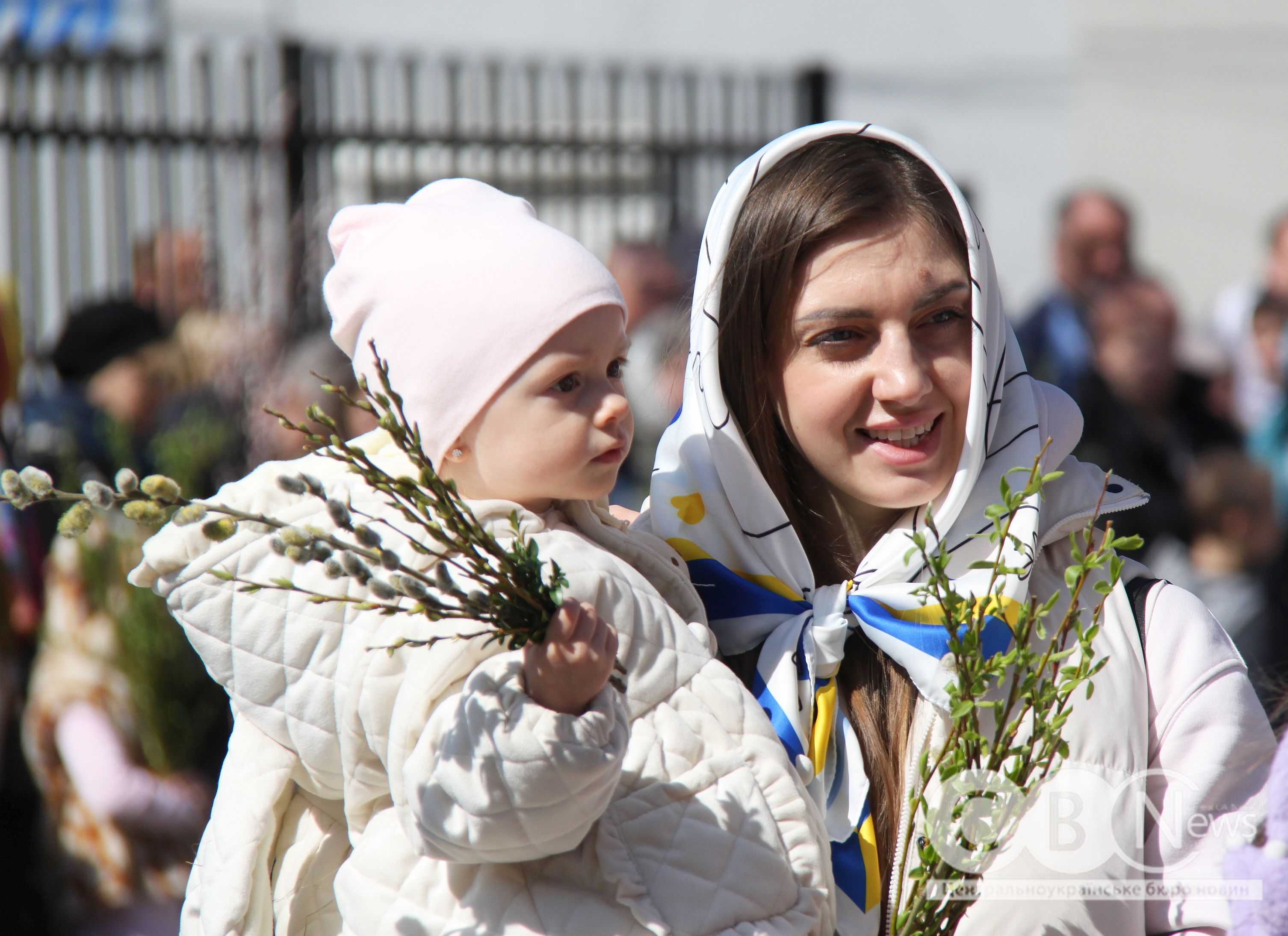 Мати з дитиною чекають на освяченні гілочок верби в Кропивницькому