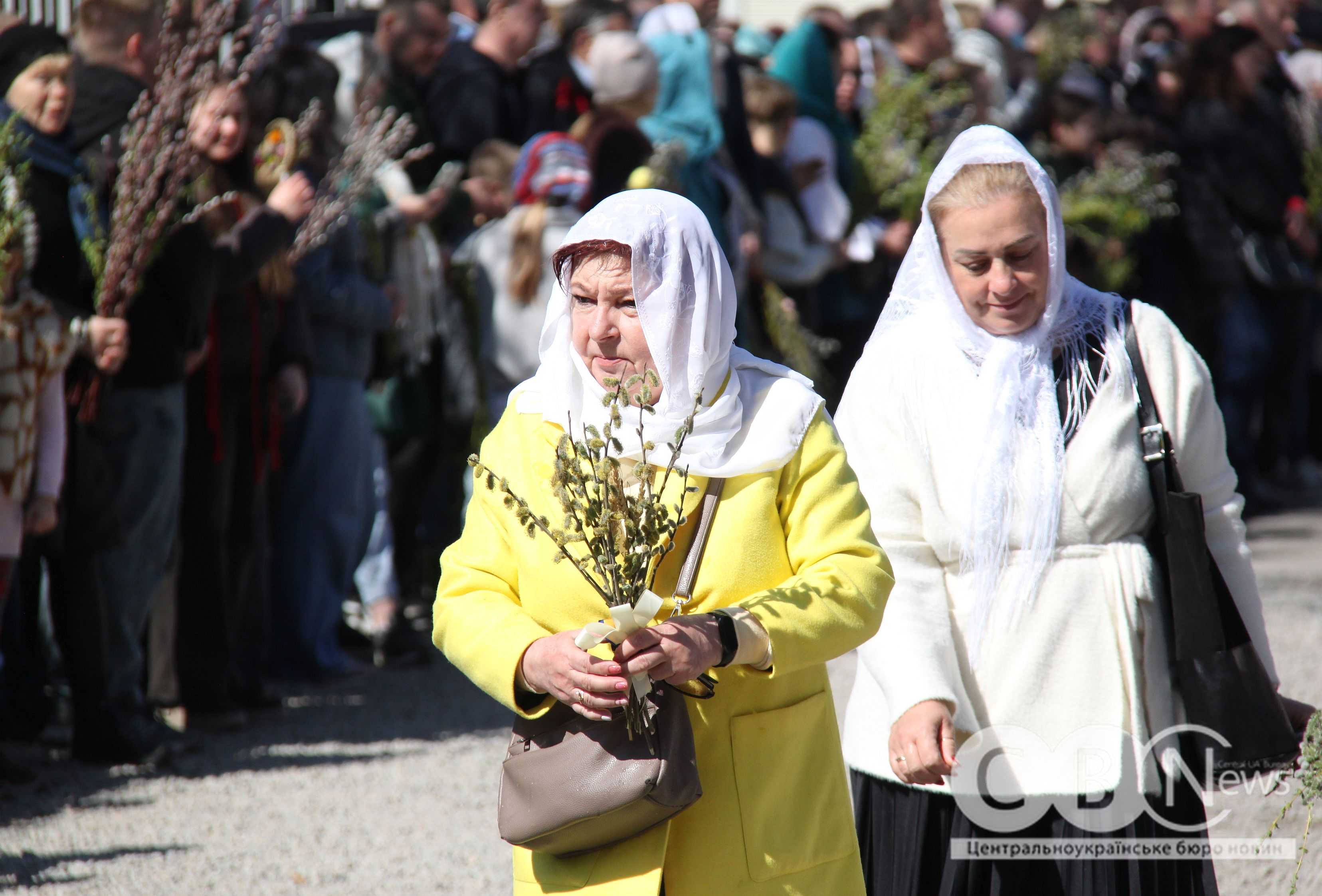 Вірянка з гілочкою верби чекає на освячення