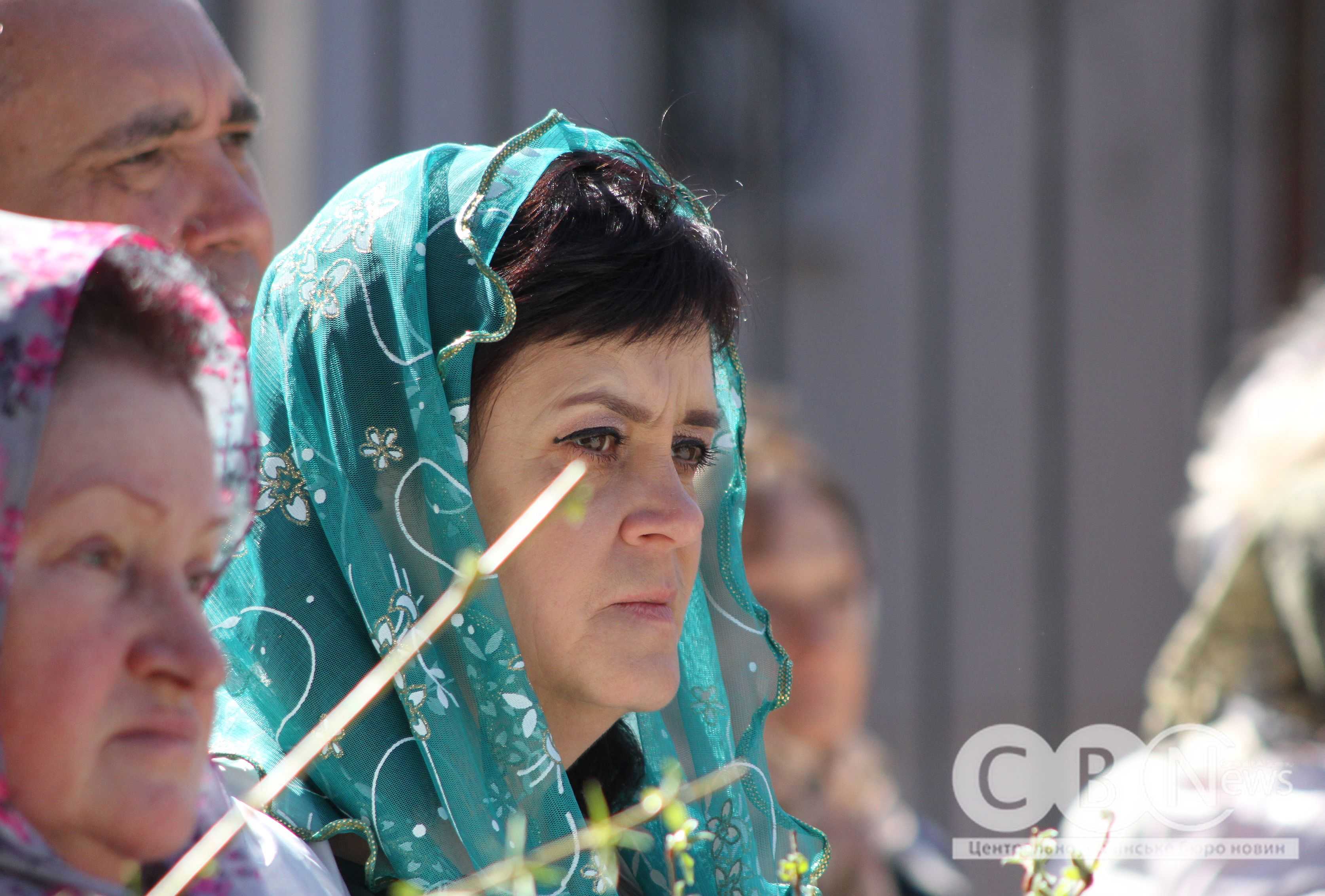 Вірянка чекає на освячення верби у храмі в Кропивницькому