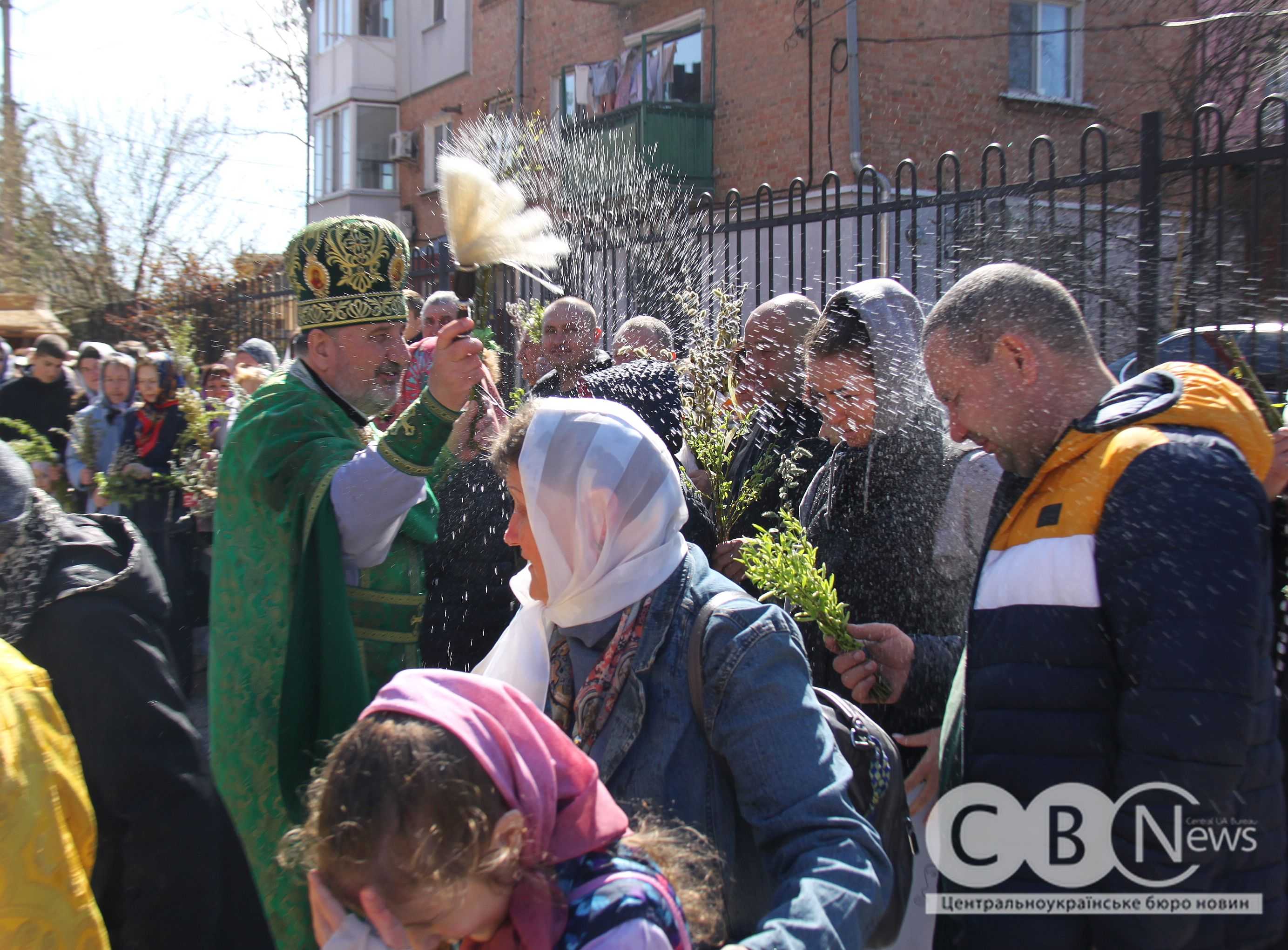 Священник освячує гілочки верби в Кропивницькому