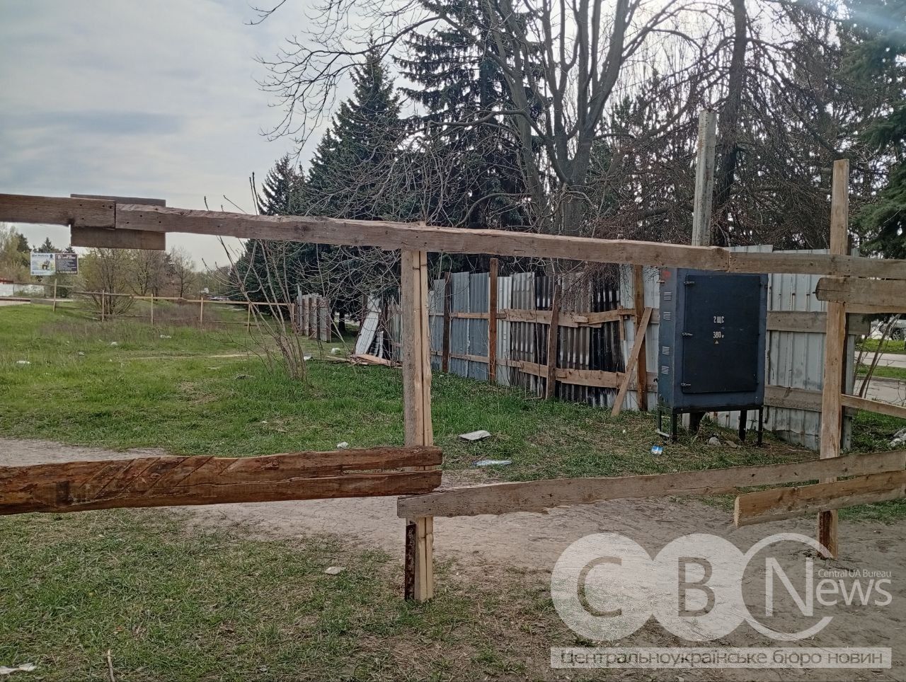 Обгорожена парканом ділянка в Кропивницькому