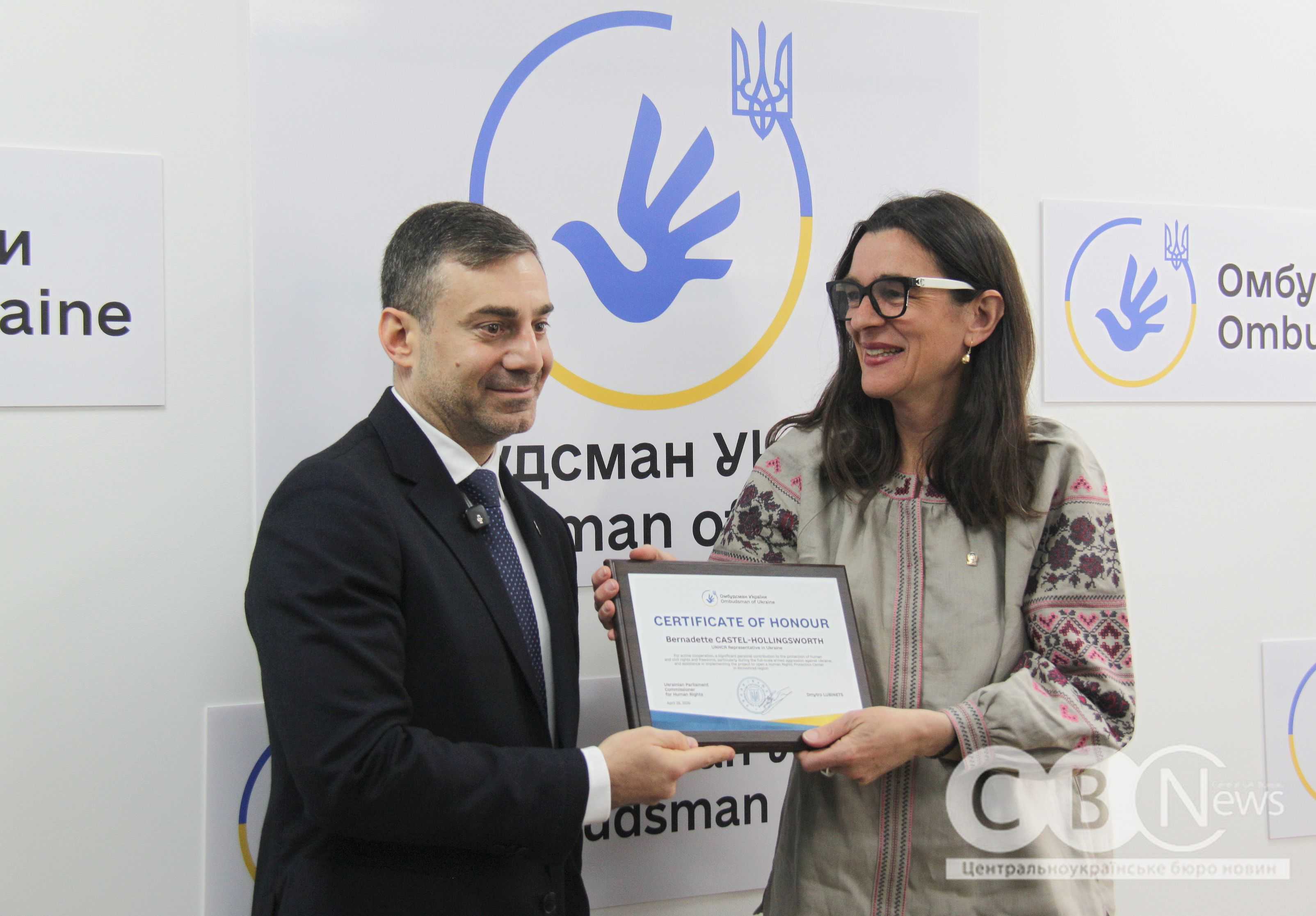 Лубінець вручає подяку