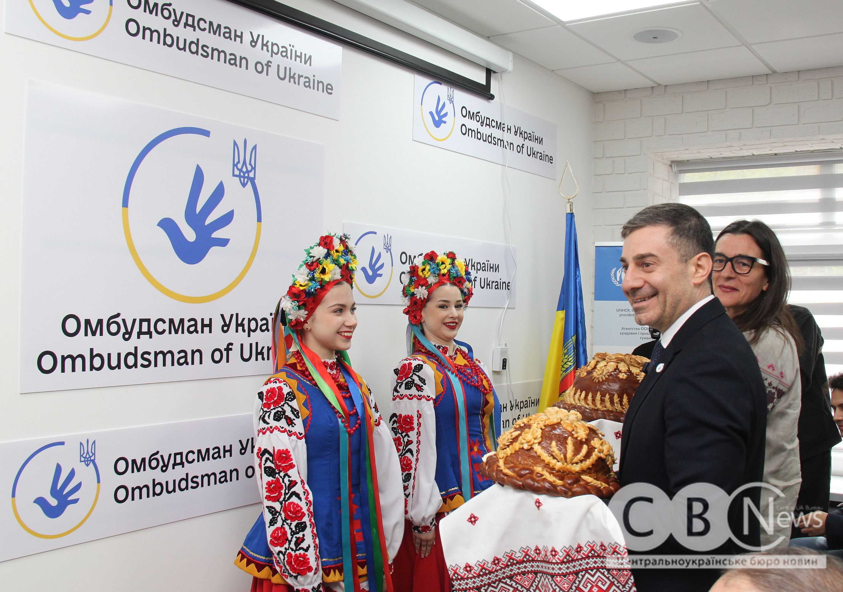 Дмитру Лубінцю та представниці вручили караваї