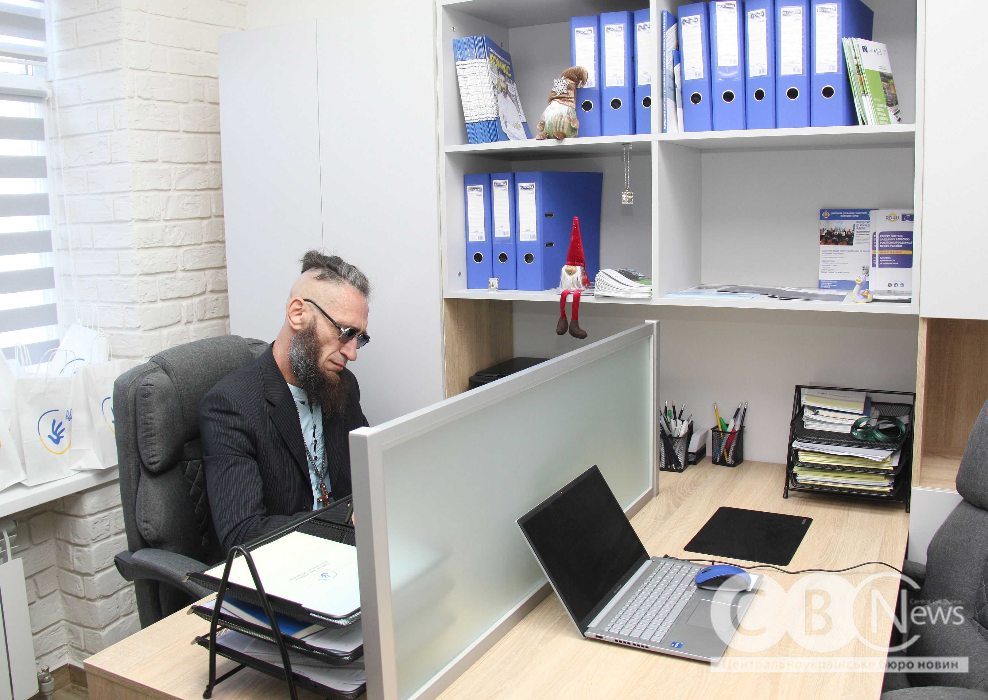 Чоловік сидить у кімнаті центру