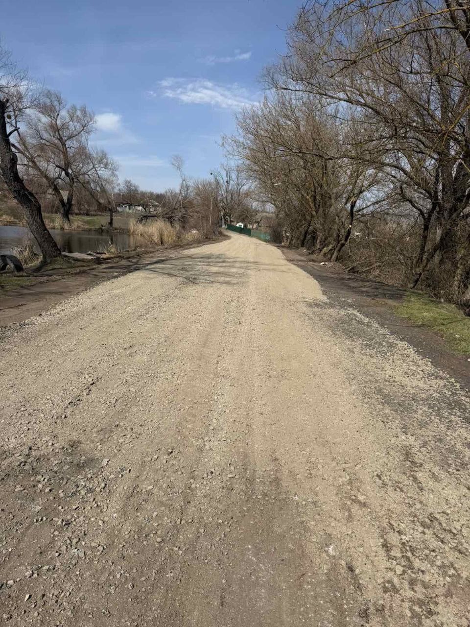 Відремонтована дорога через греблю