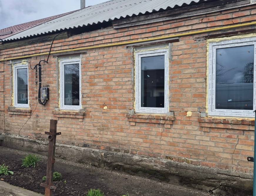 Пошкоджений внаслідок обстрілу будинок у Знам'янці