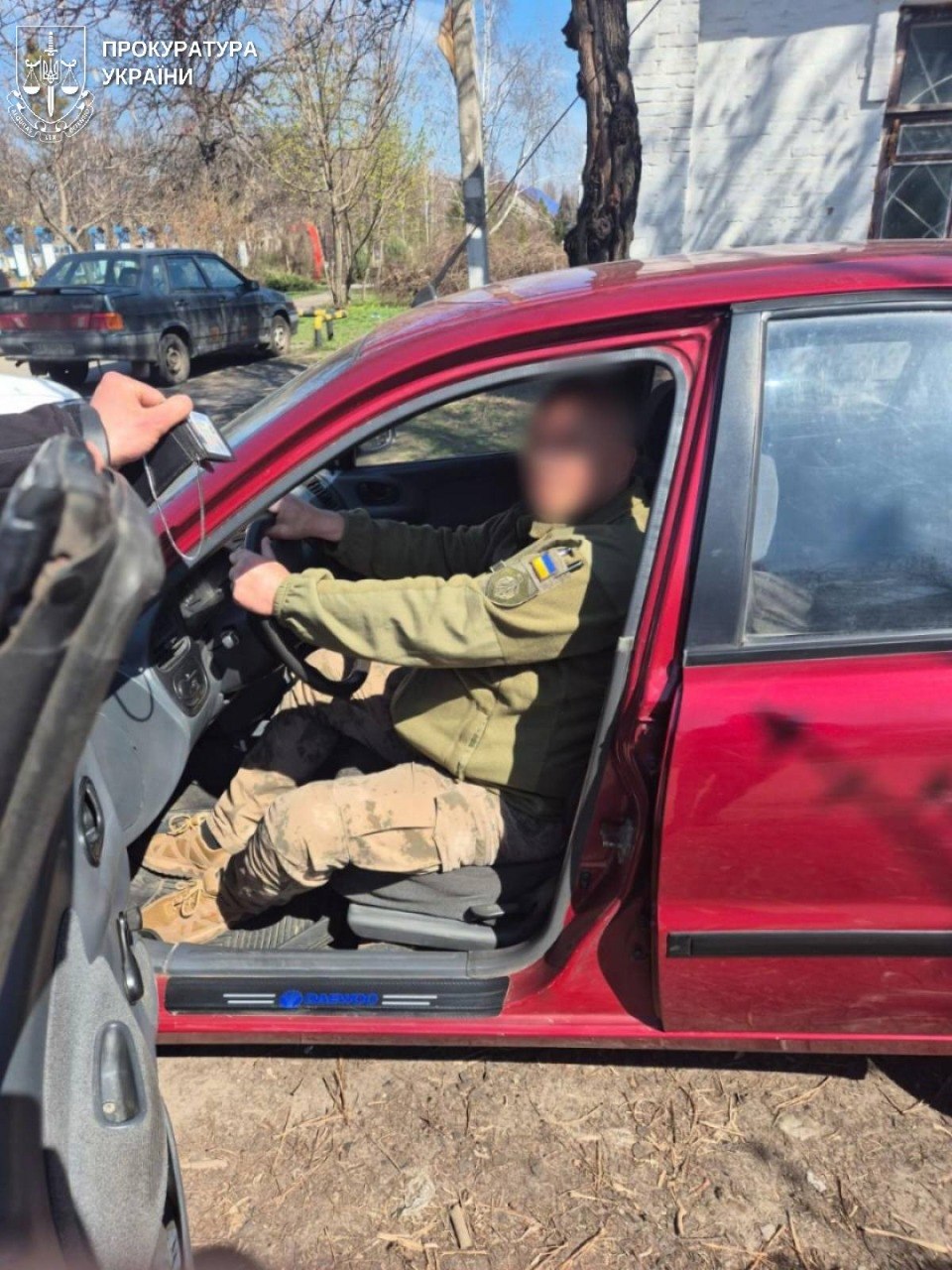 Підозрюваний працівник ТЦК під час затримання у своєму авто