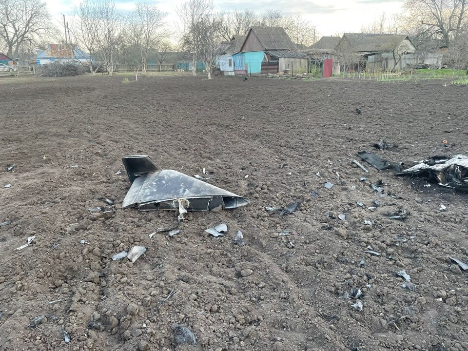 Уламки російського "шахеда" на подвір'ї